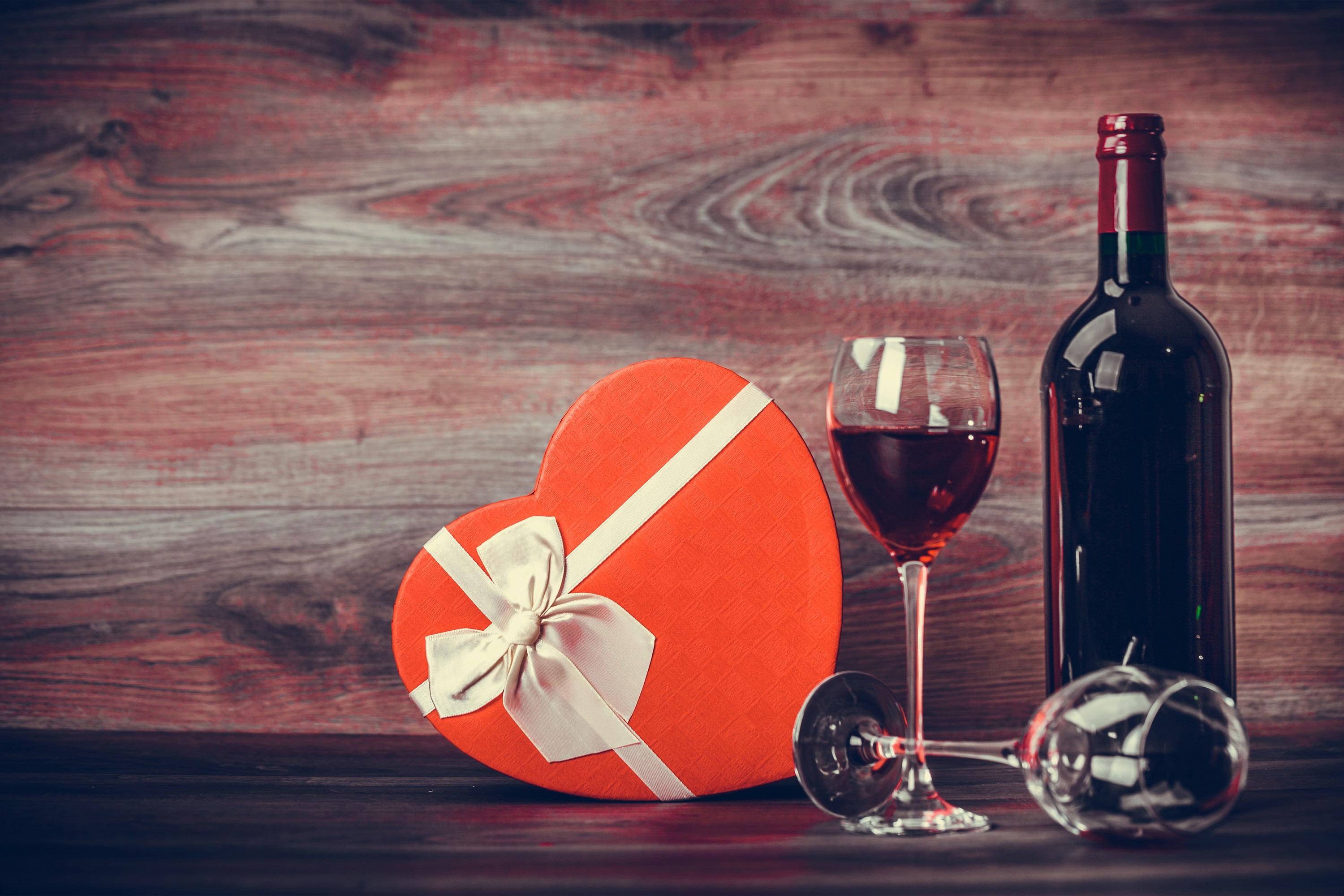 Heart-shaped gift box with wine and glasses HD Wallpaper