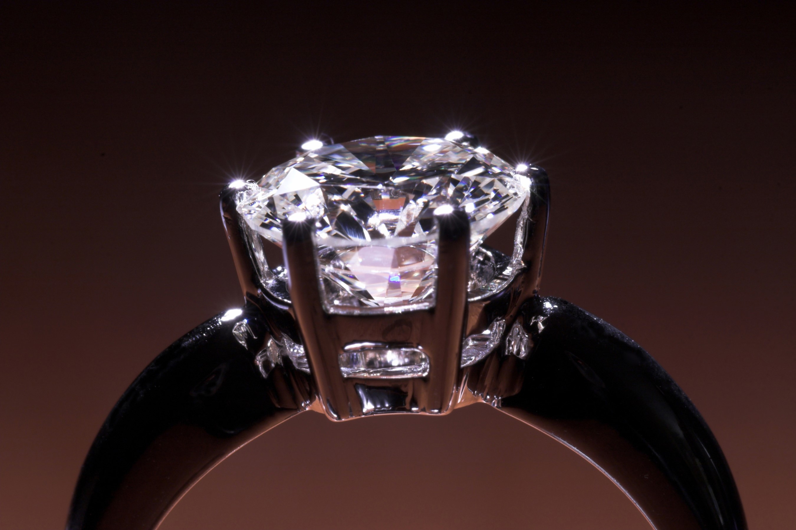 Diamond engagement ring with brilliant cut stone HD Wallpaper