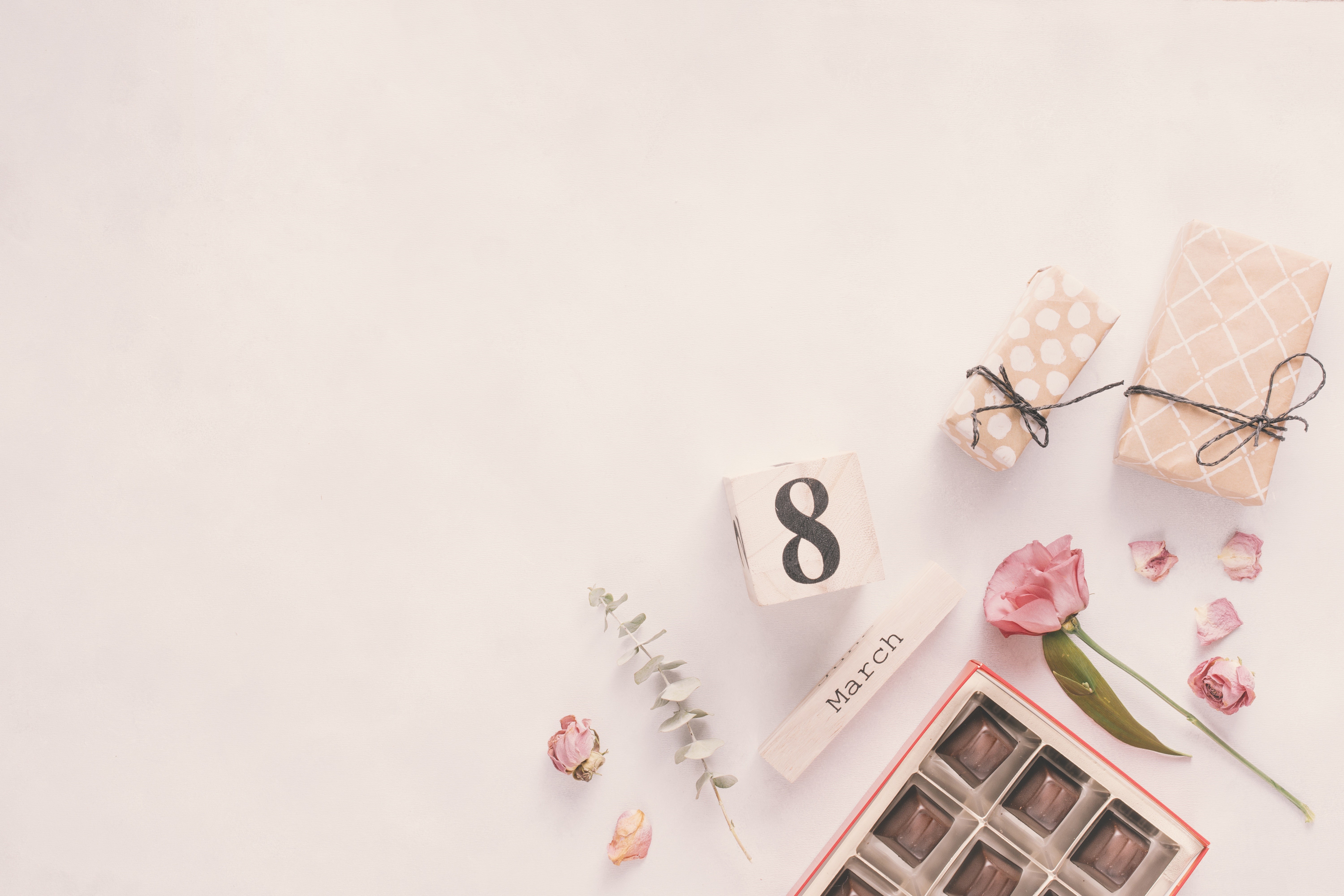March 8th gifts and chocolates HD Wallpaper
