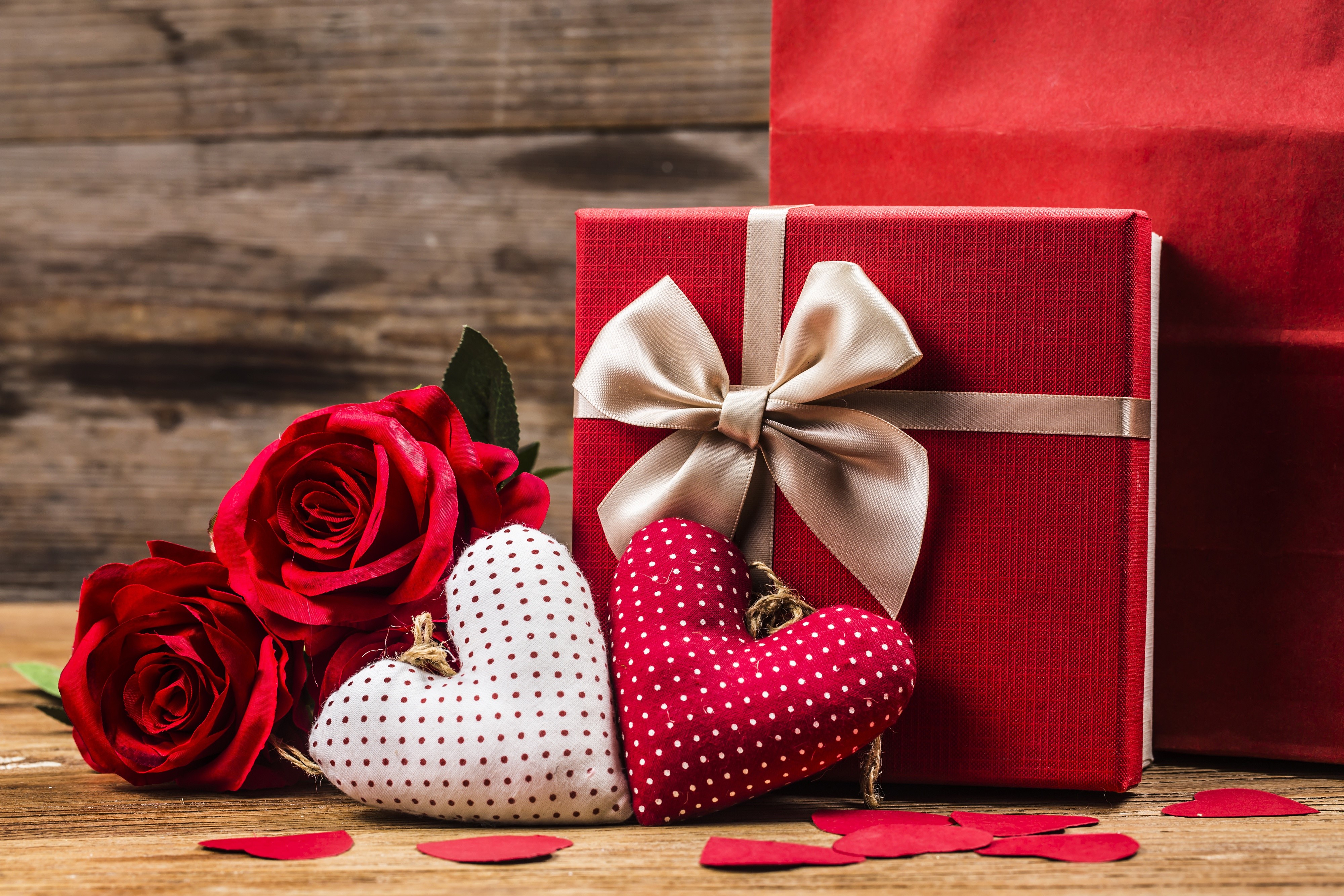 Valentine's Day gift with red roses and hearts HD Wallpaper