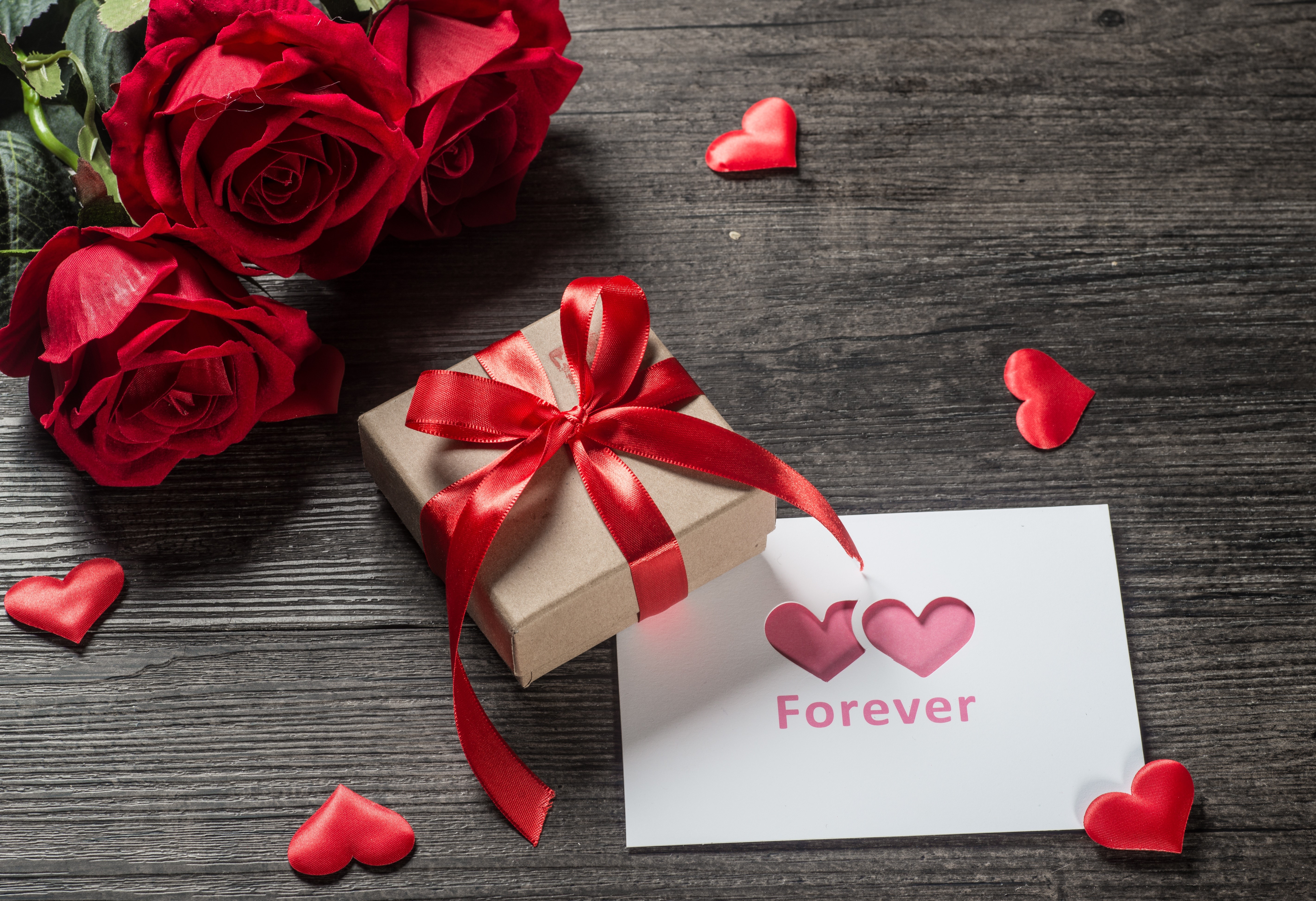 Valentine's Day gift with red roses and hearts HD Wallpaper