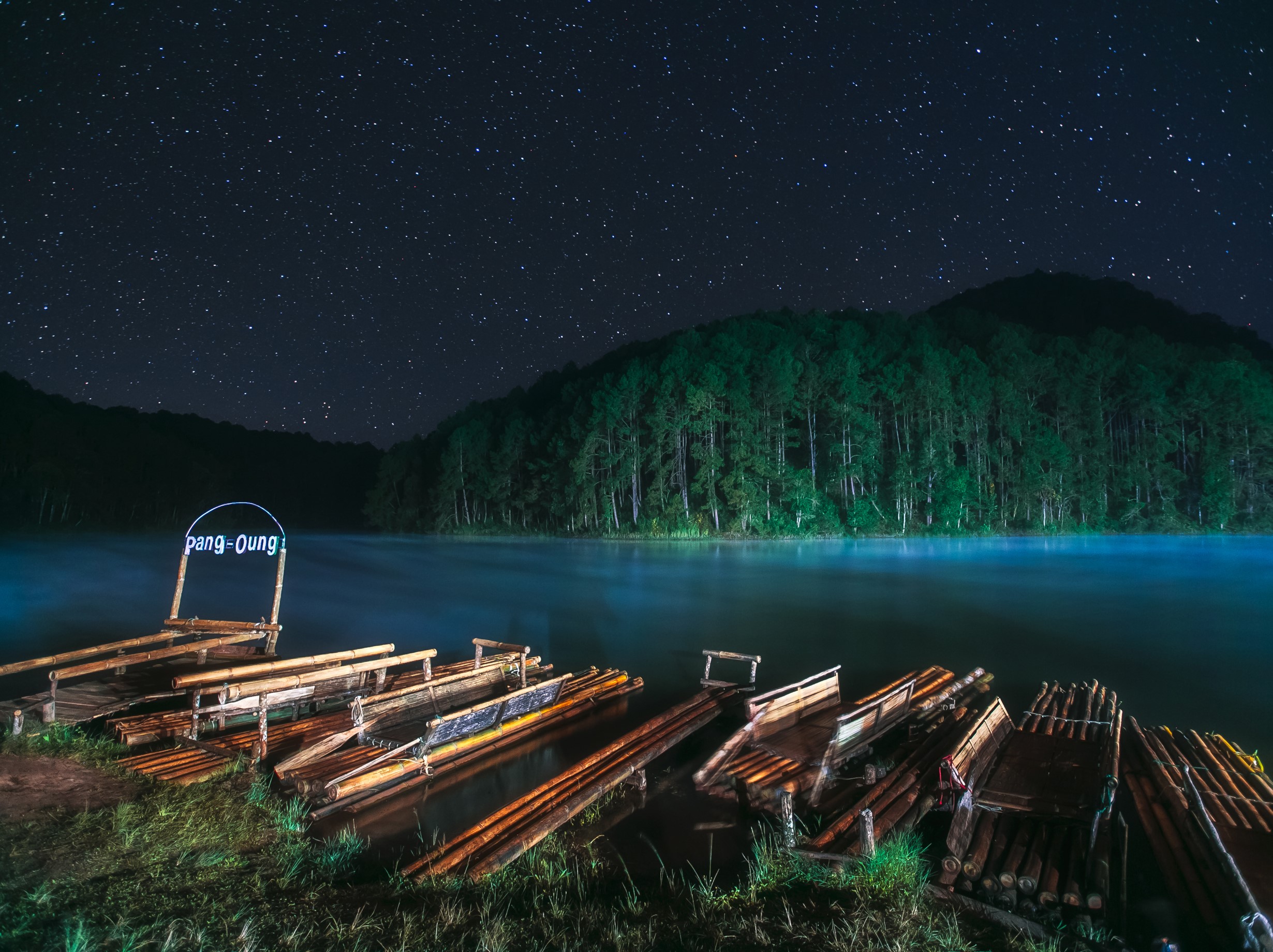 Pang-Oung Lake at Night with Stars and Bamboo Rafts HD Wallpaper