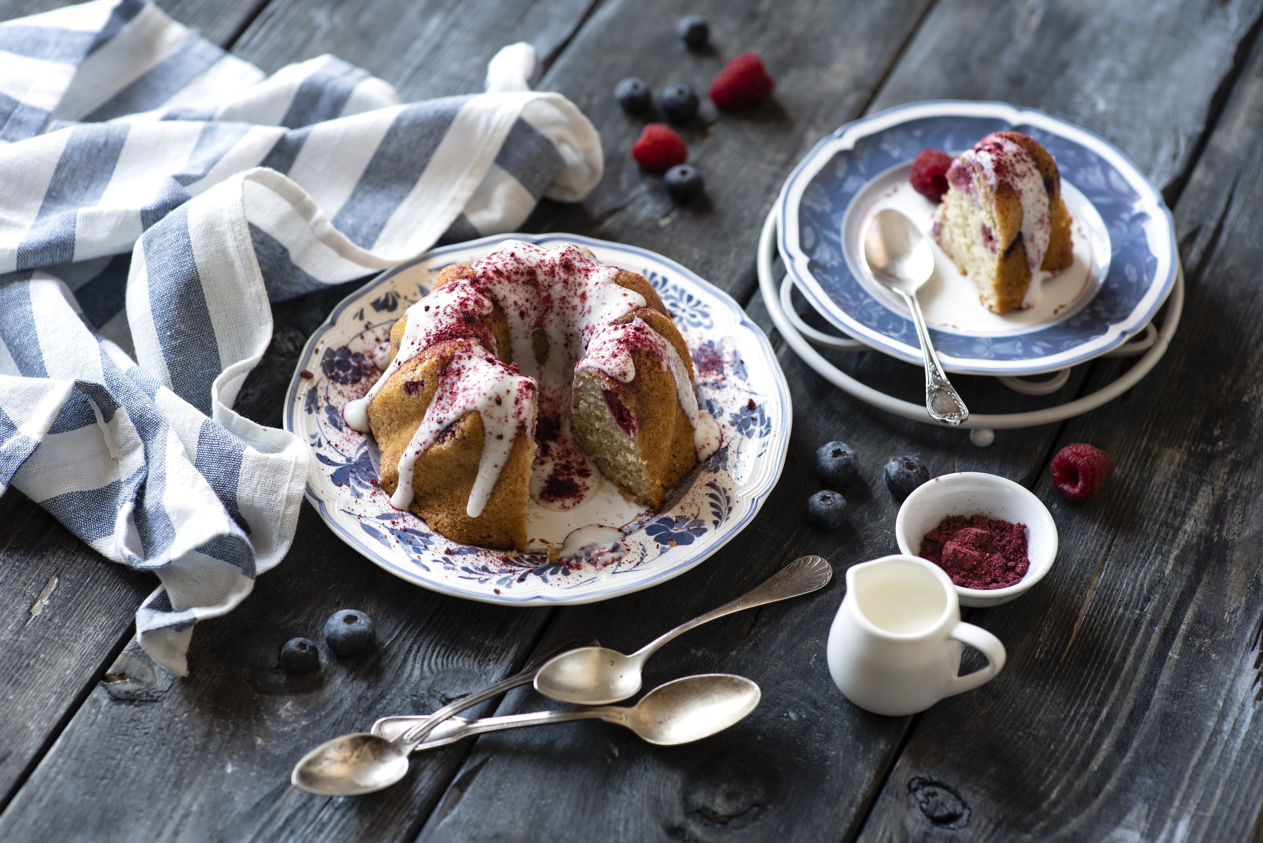 4K Pound Cake with Blueberries and Raspberries HD Wallpaper
