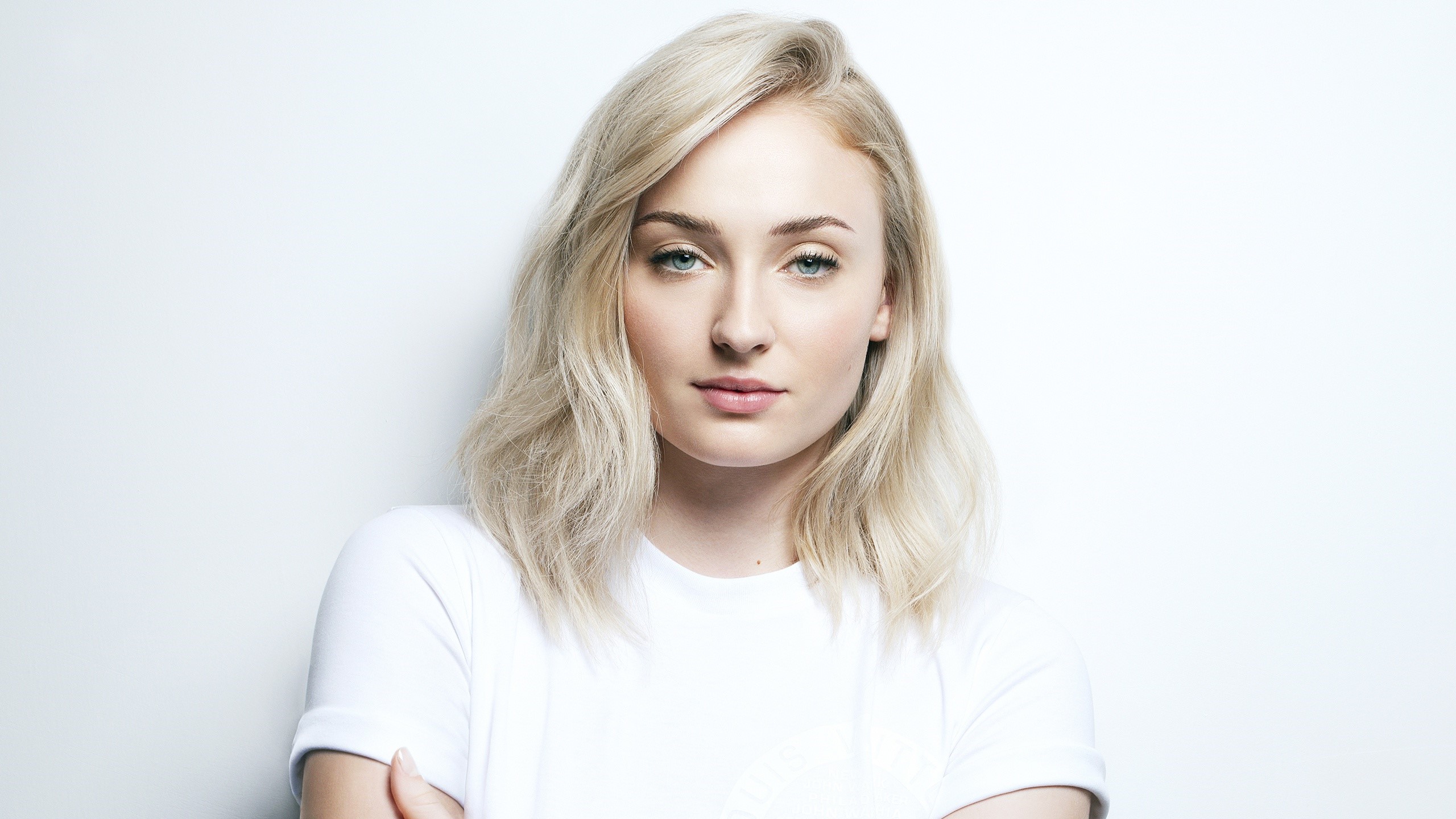 Sophie Turner on white background HD Wallpaper