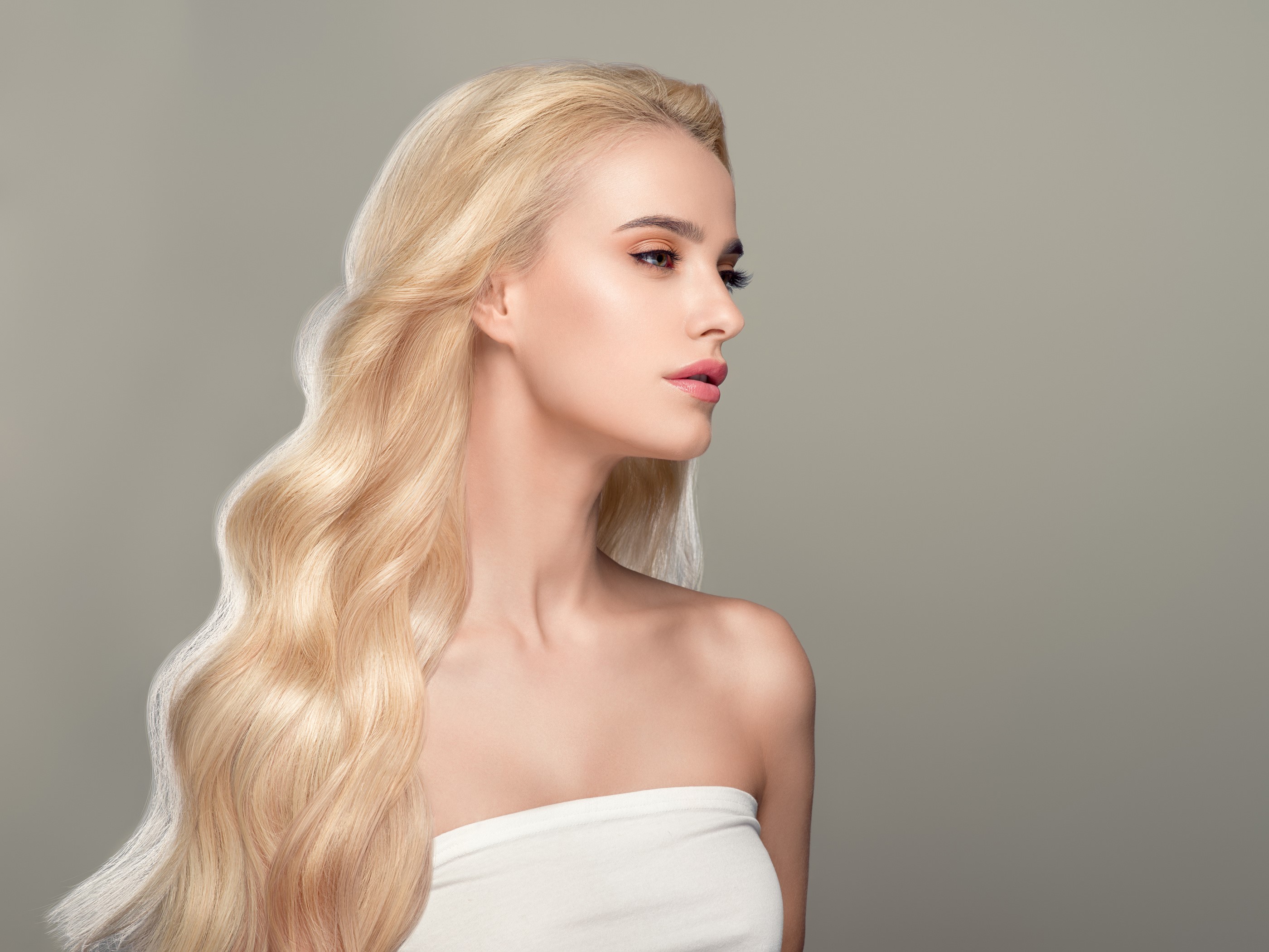 Blonde woman with wavy hair HD Wallpaper