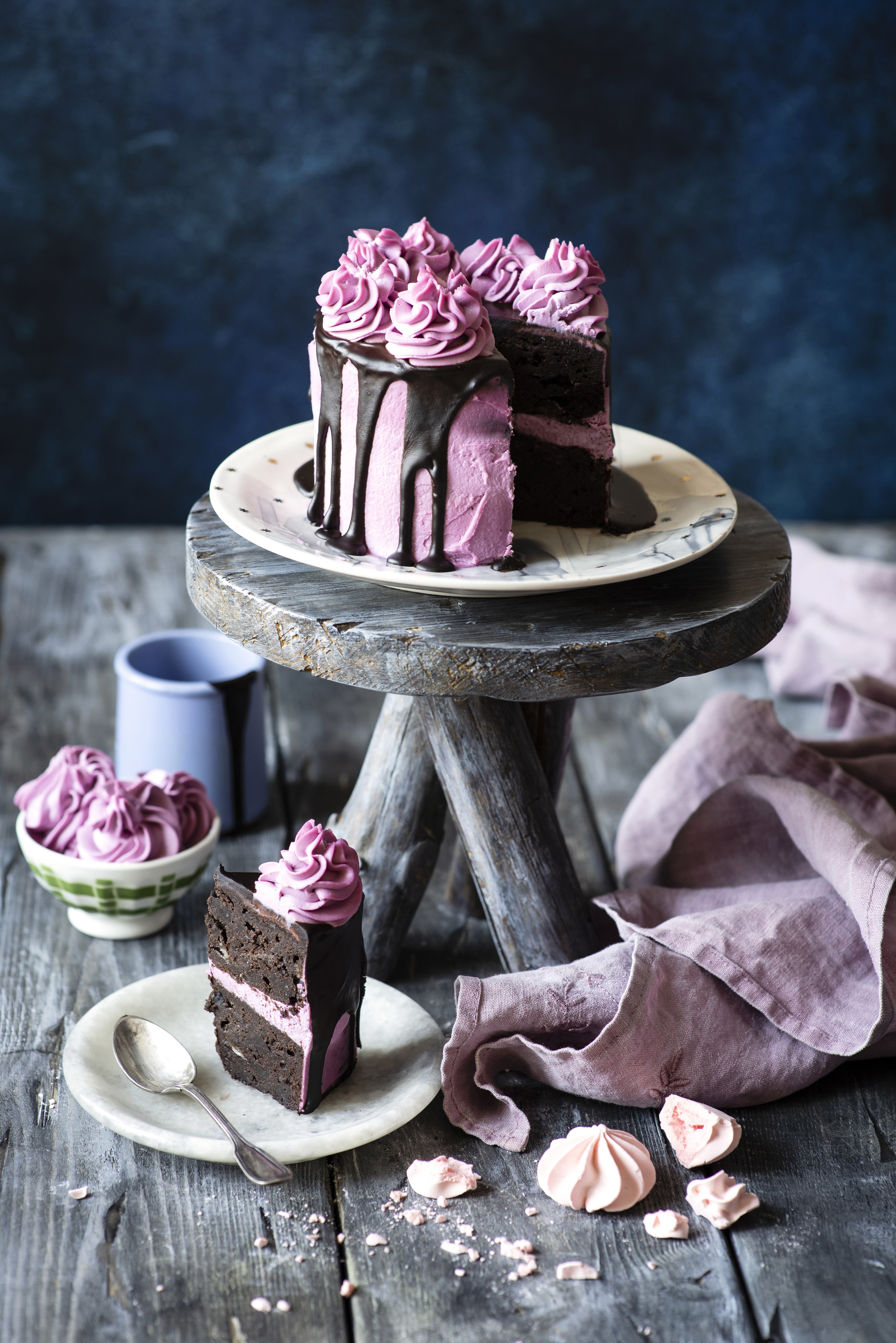 Chocolate cake with pink frosting and chocolate drizzle HD Phone Wallpaper