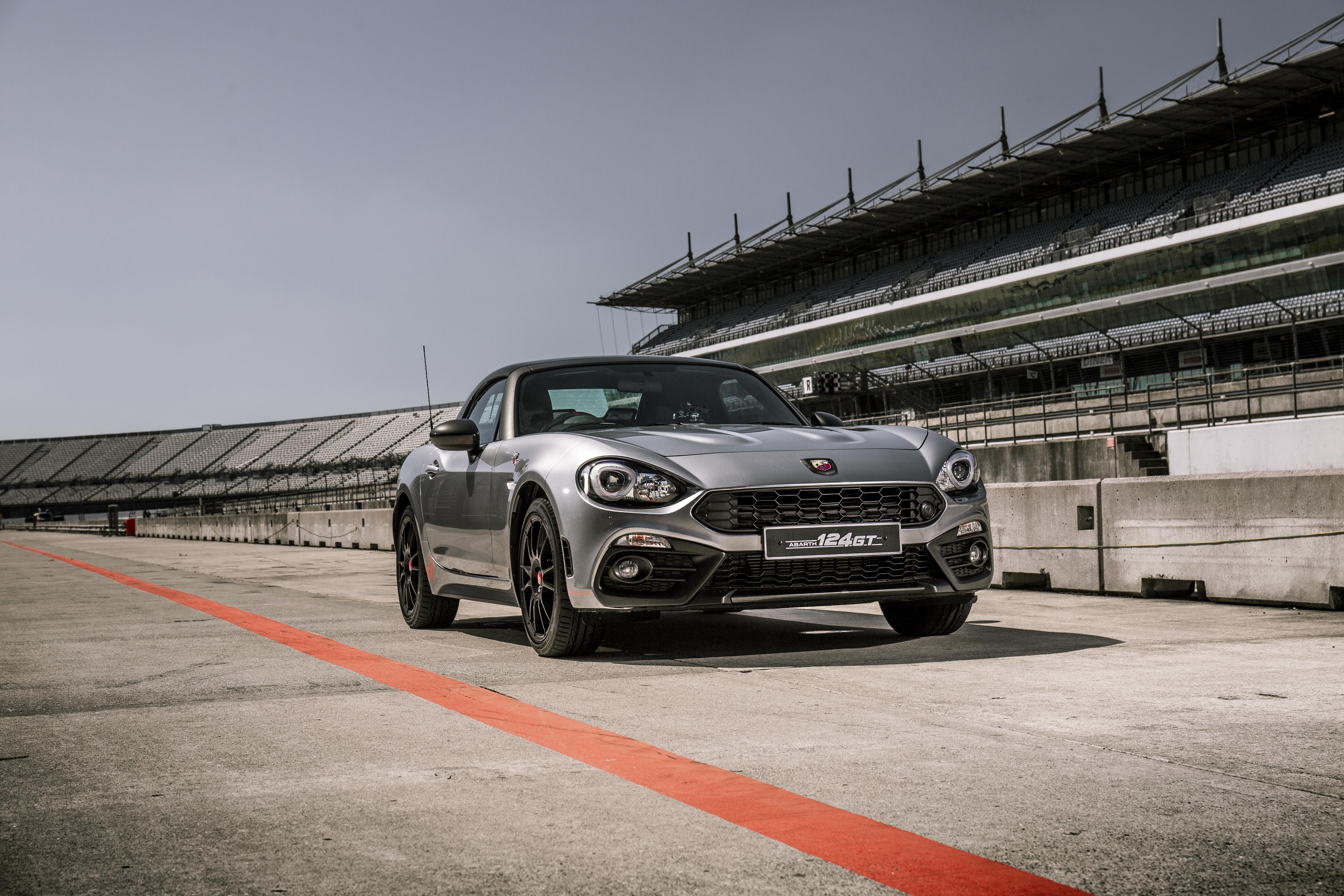 4K 2018 Abarth 124 GT on Race Track HD Wallpaper