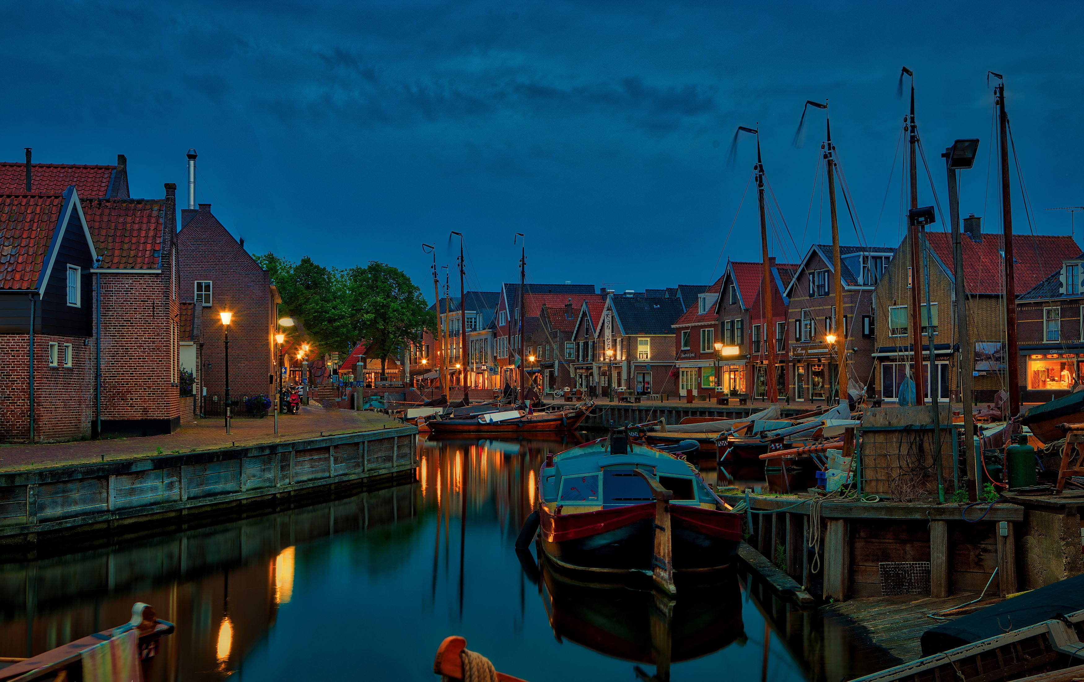 Evening view of Spakenburg canal with boats and houses HD Wallpaper