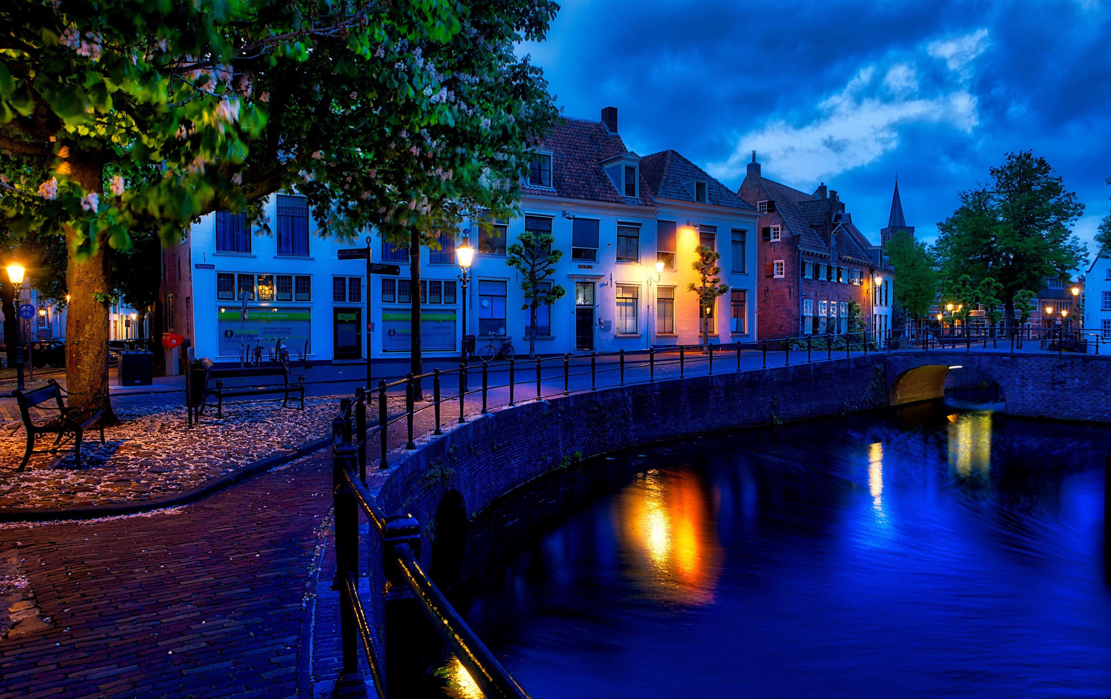 Amersfoort canals at night with houses and street lights HD Wallpaper