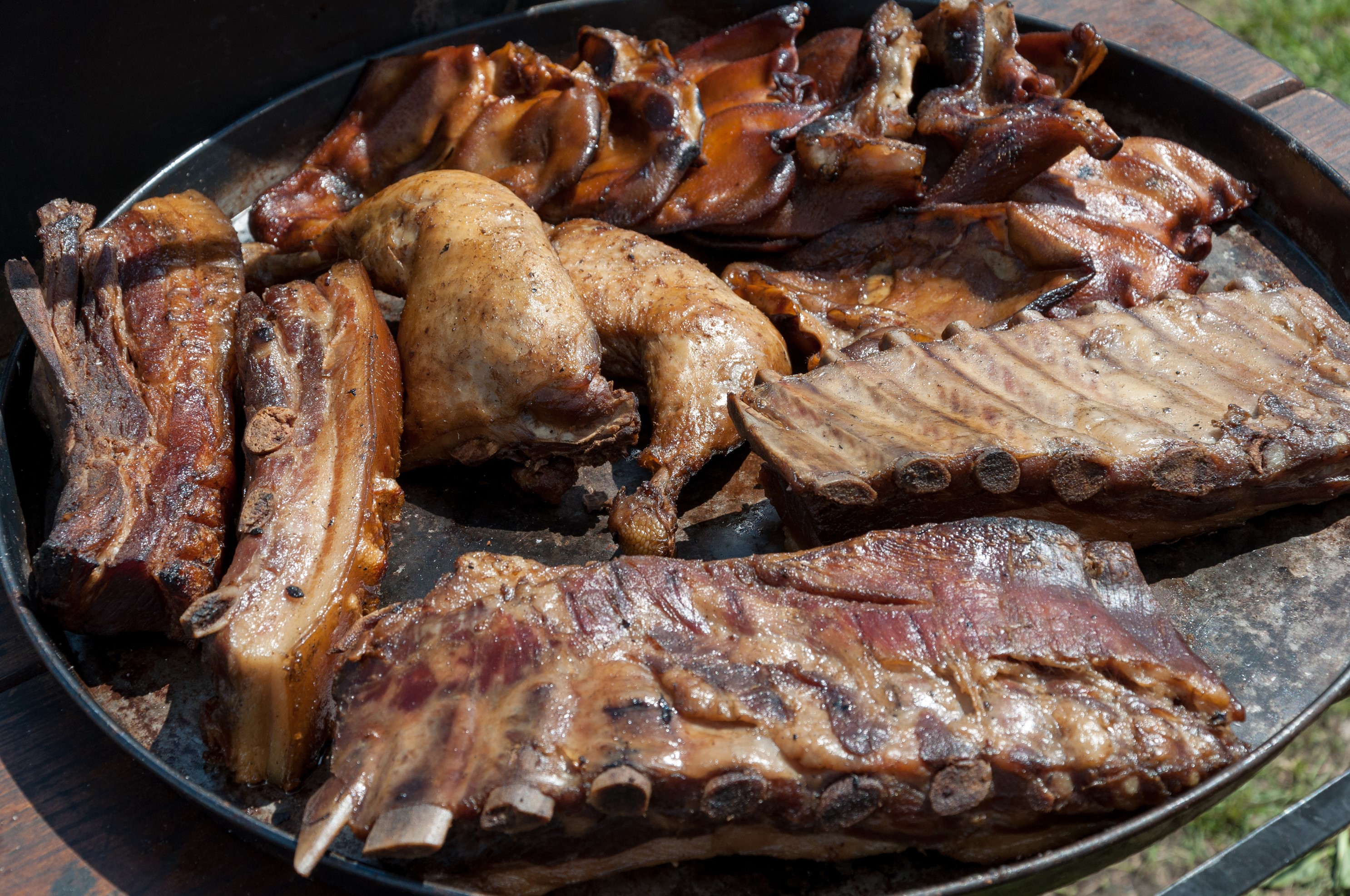 Assortment of grilled meats including ribs and chicken HD Wallpaper