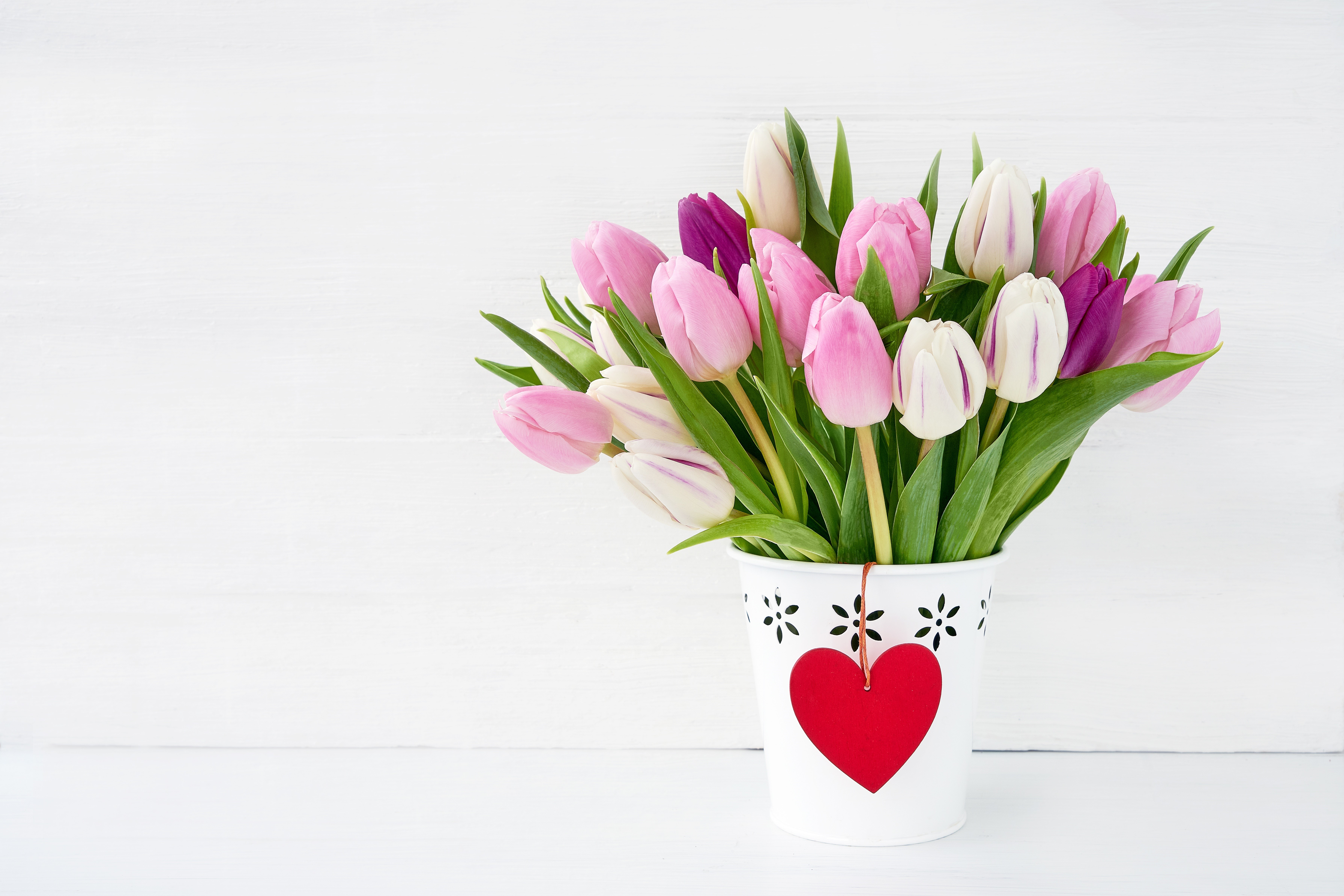 Tulips in a vase with a heart decoration HD Wallpaper