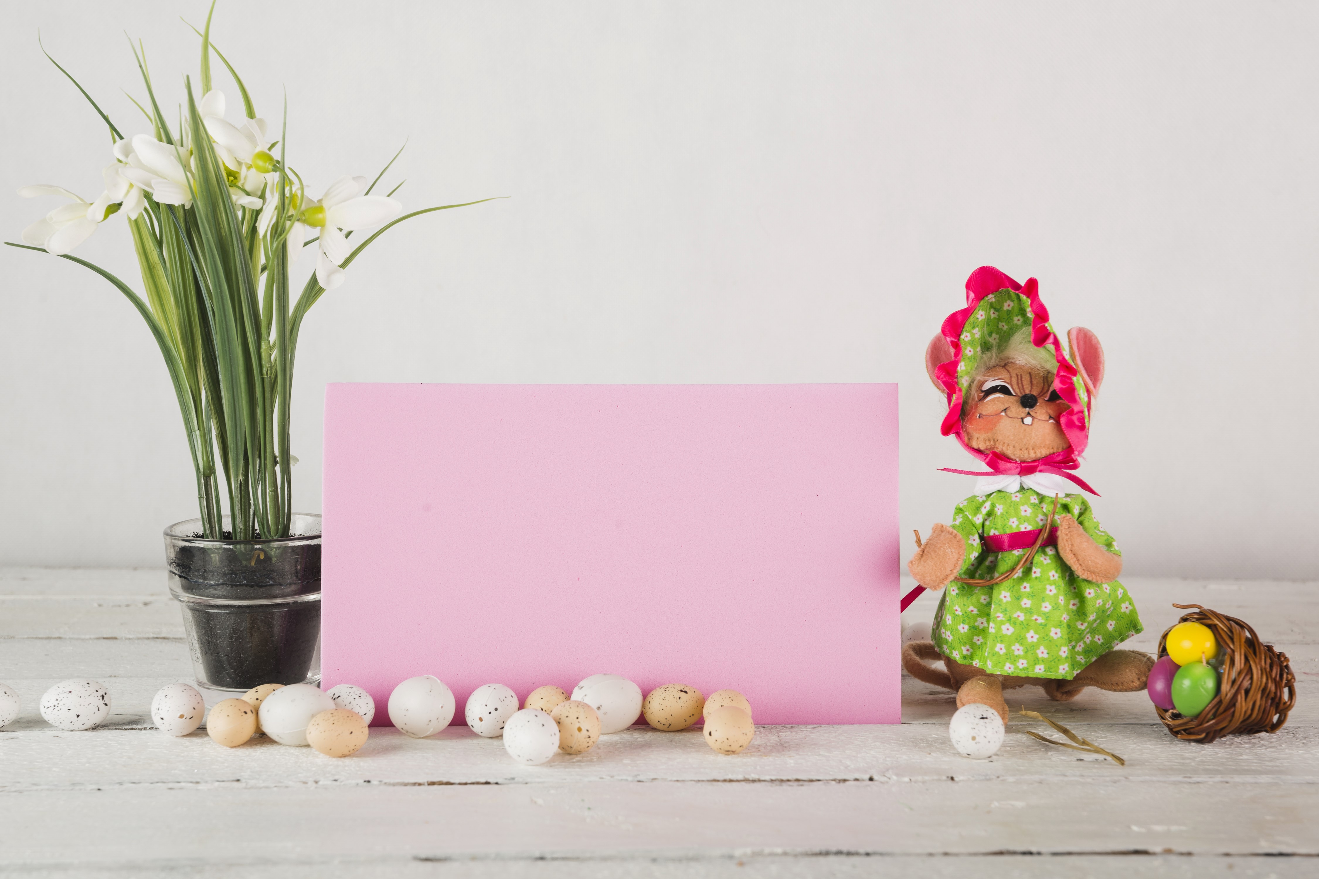 Easter greeting card with mouse and eggs HD Wallpaper