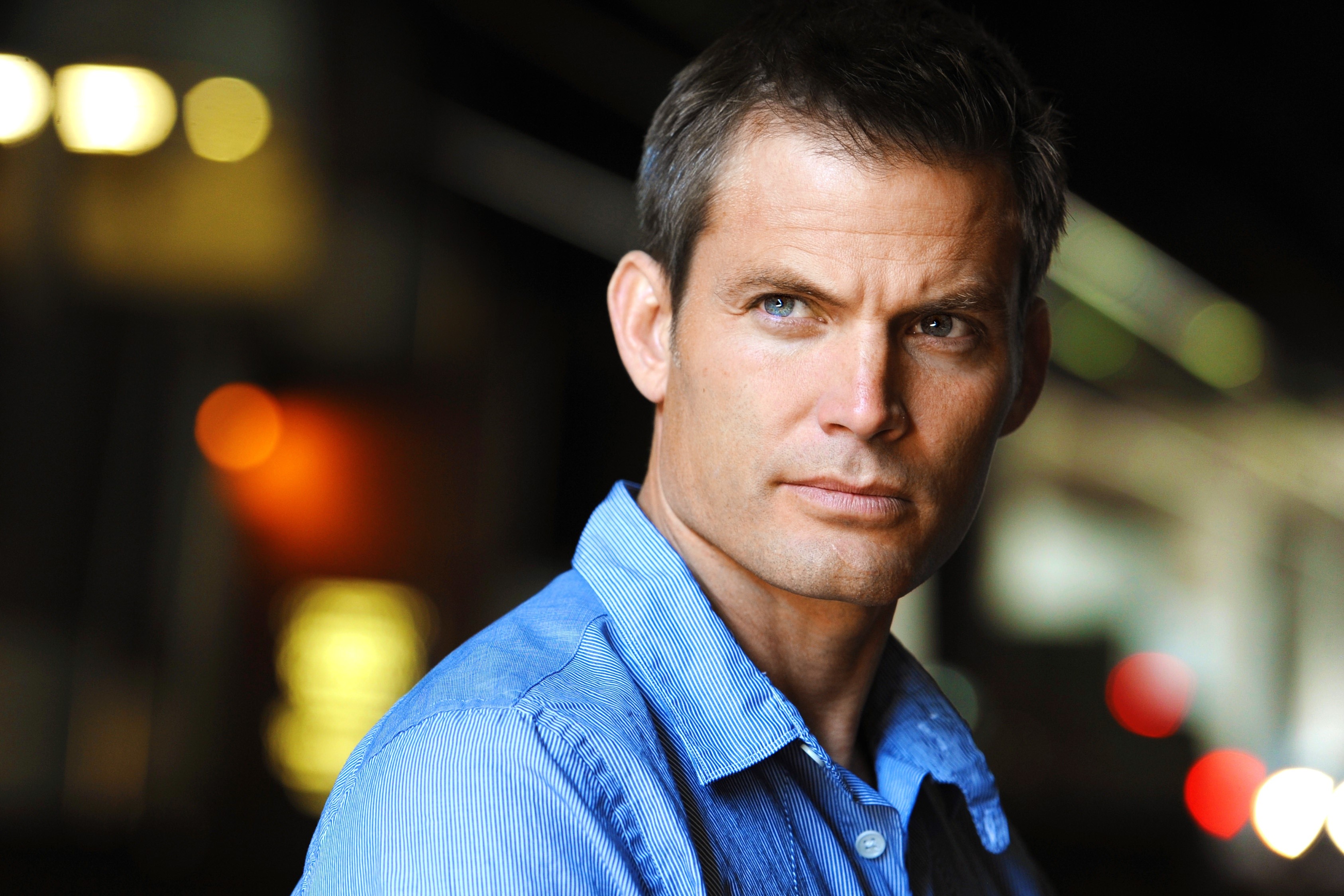 Casper Van Dien in a blue shirt HD Wallpaper