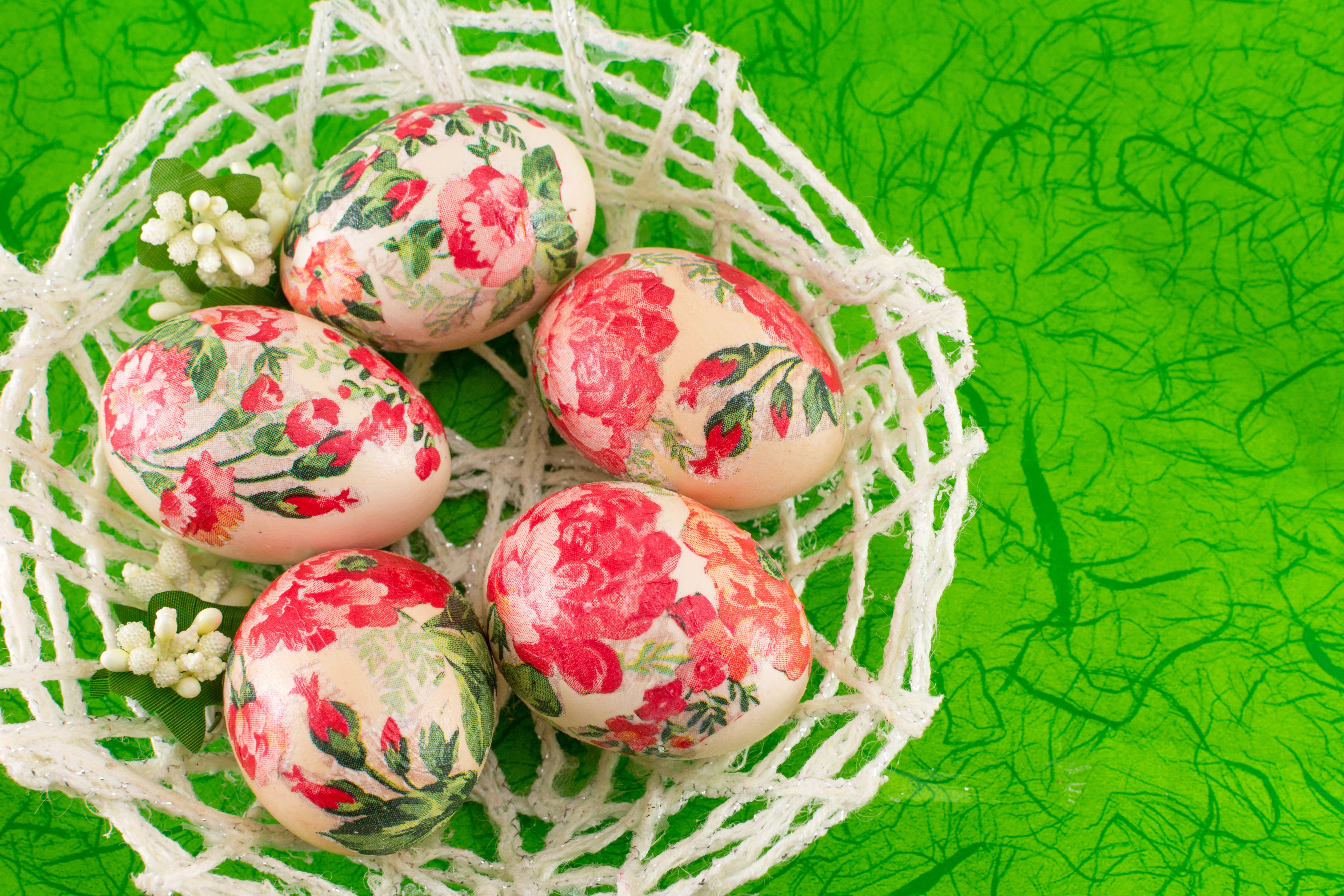 Easter eggs with floral design in a basket HD Wallpaper