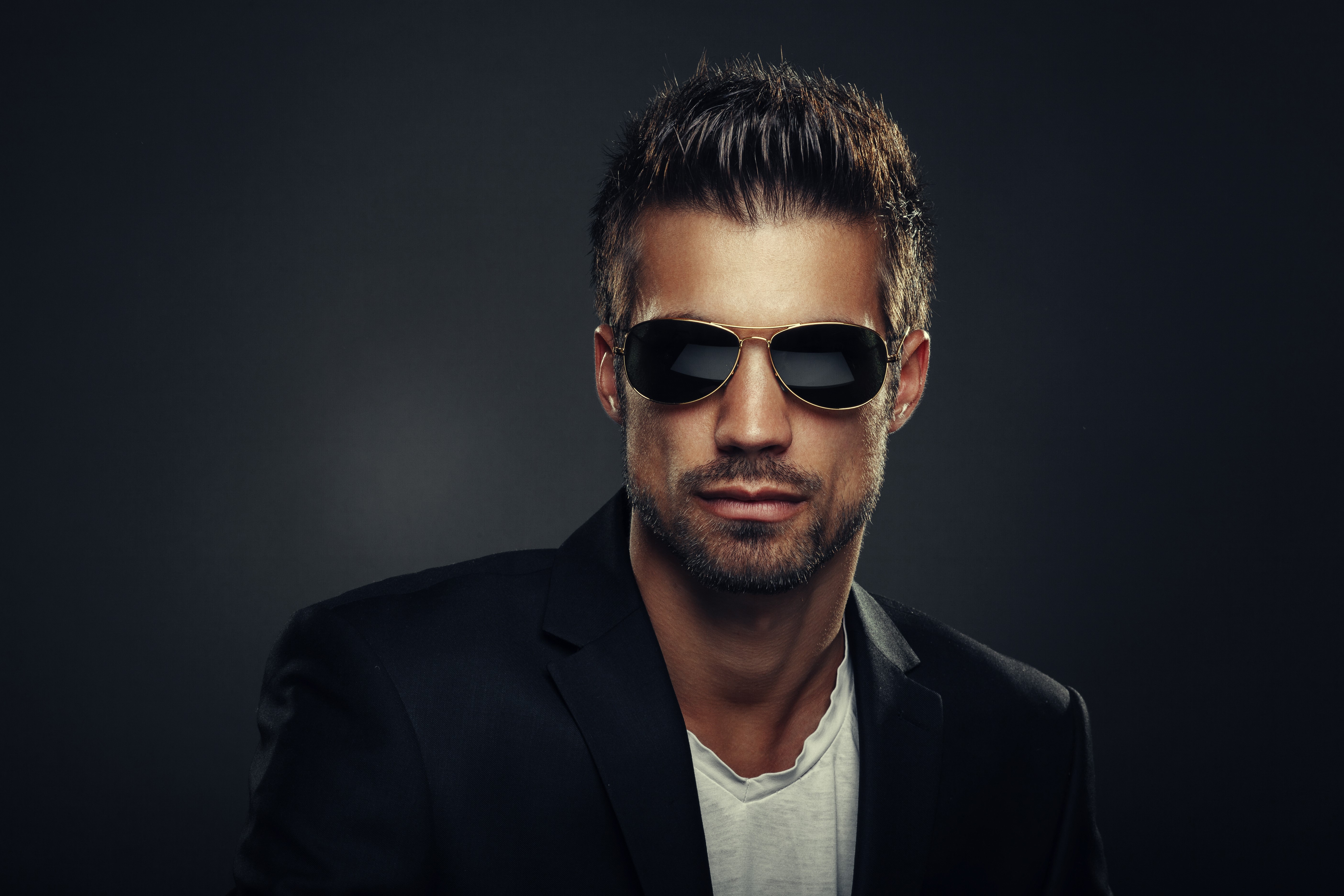 Man wearing sunglasses and a suit HD Wallpaper