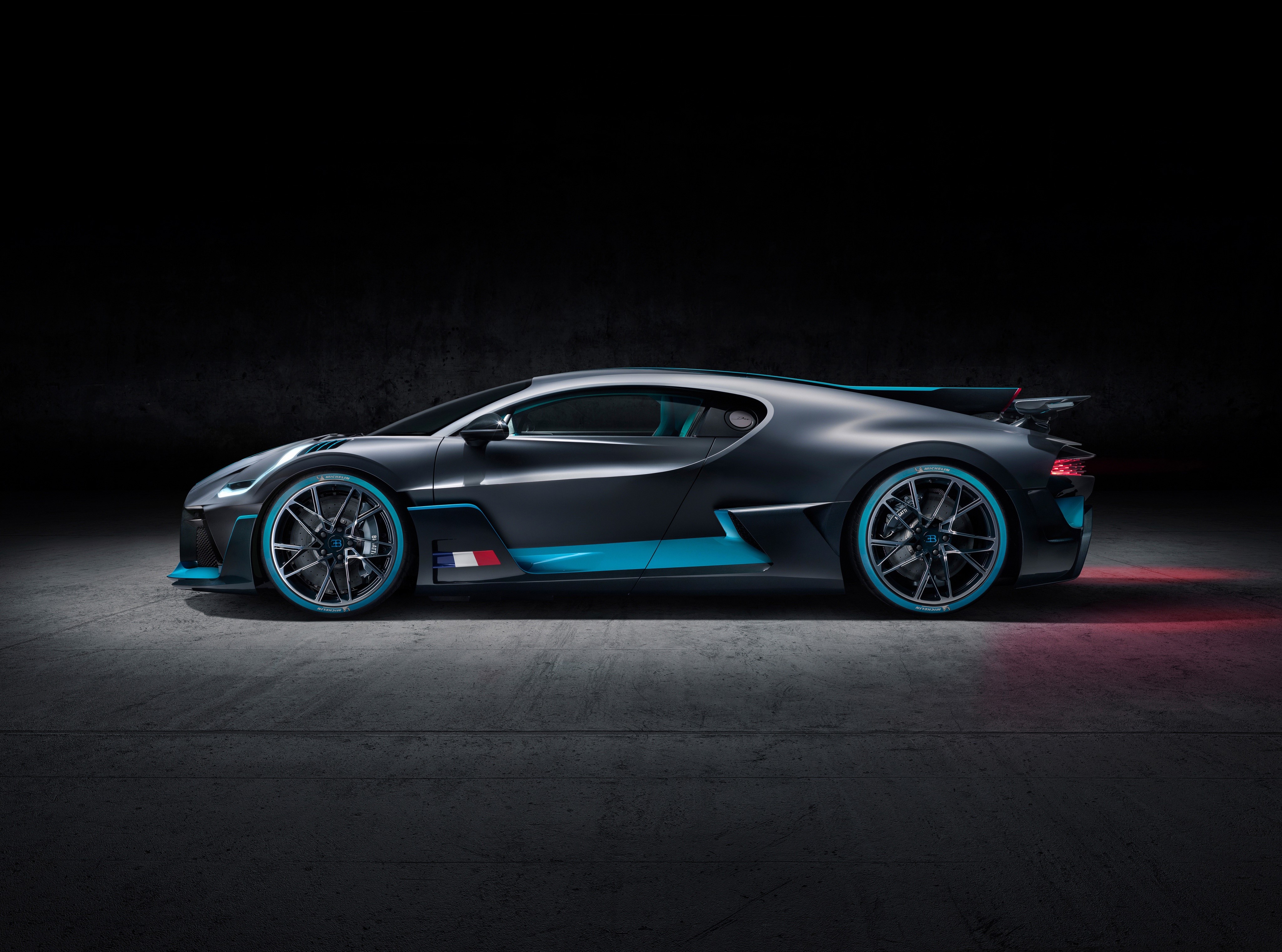 Bugatti Divo side view HD Wallpaper