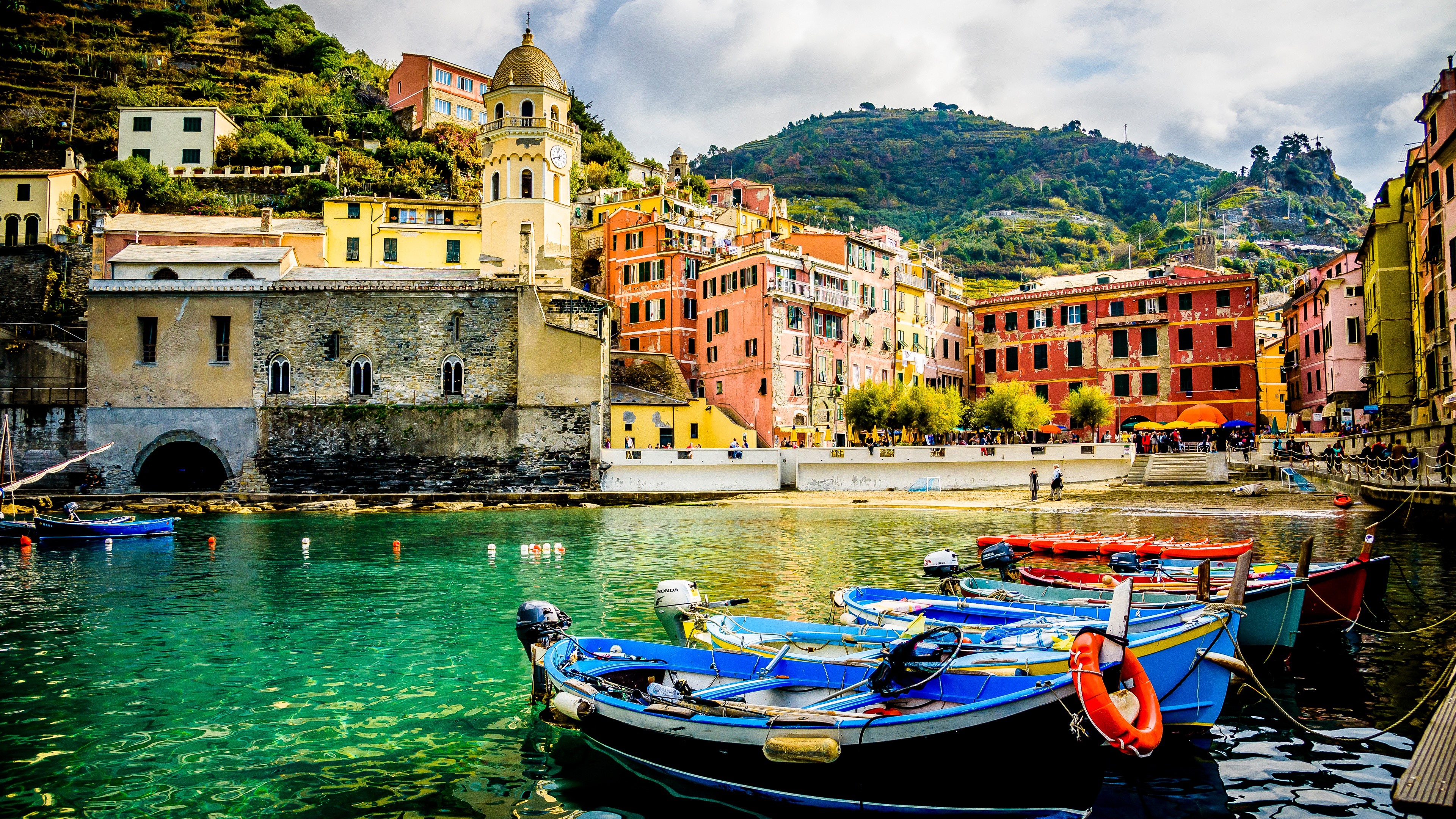 4K Boats in Vernazza, Italy HD Wallpaper