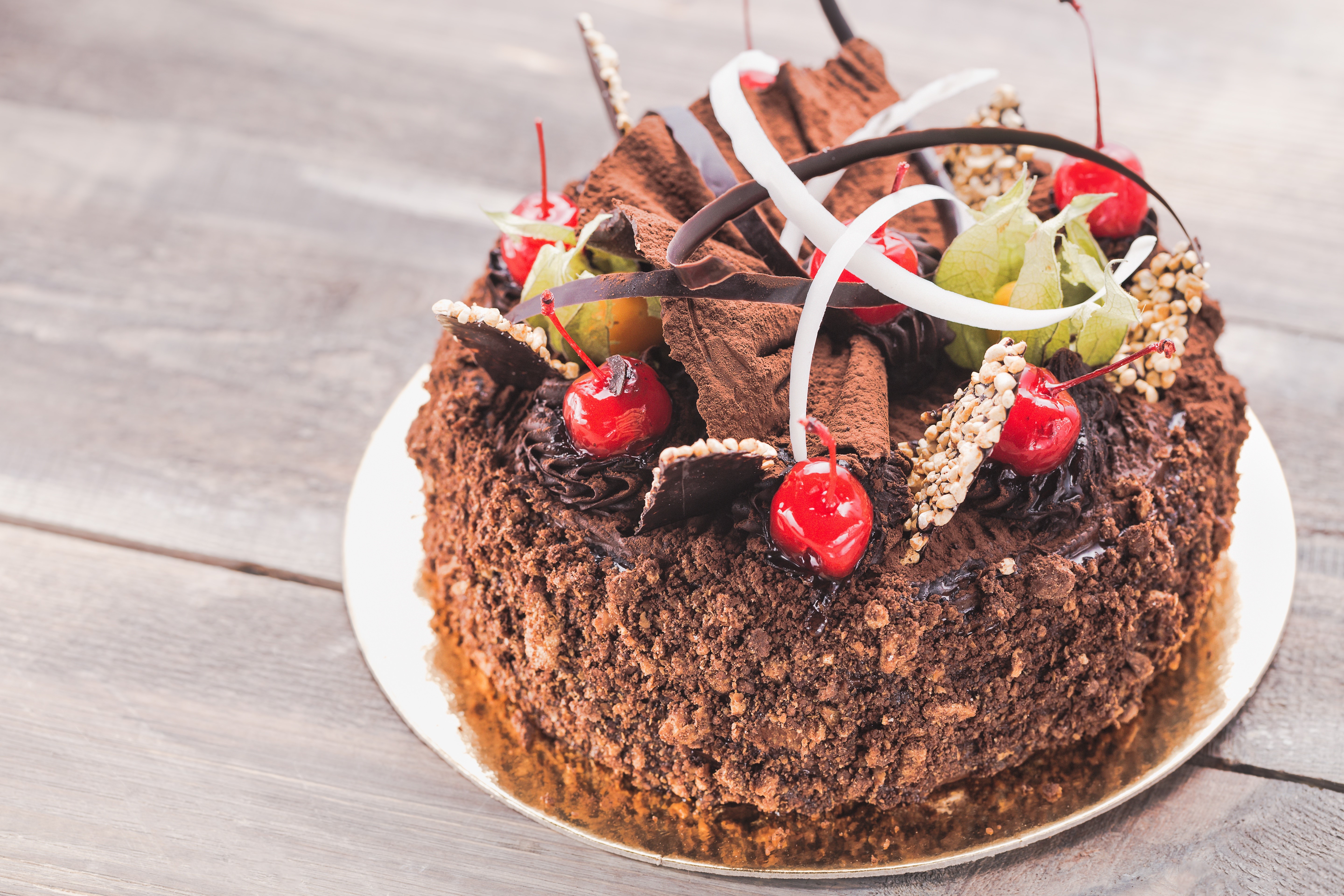 Chocolate cake with cherries and chocolate shavings HD Wallpaper