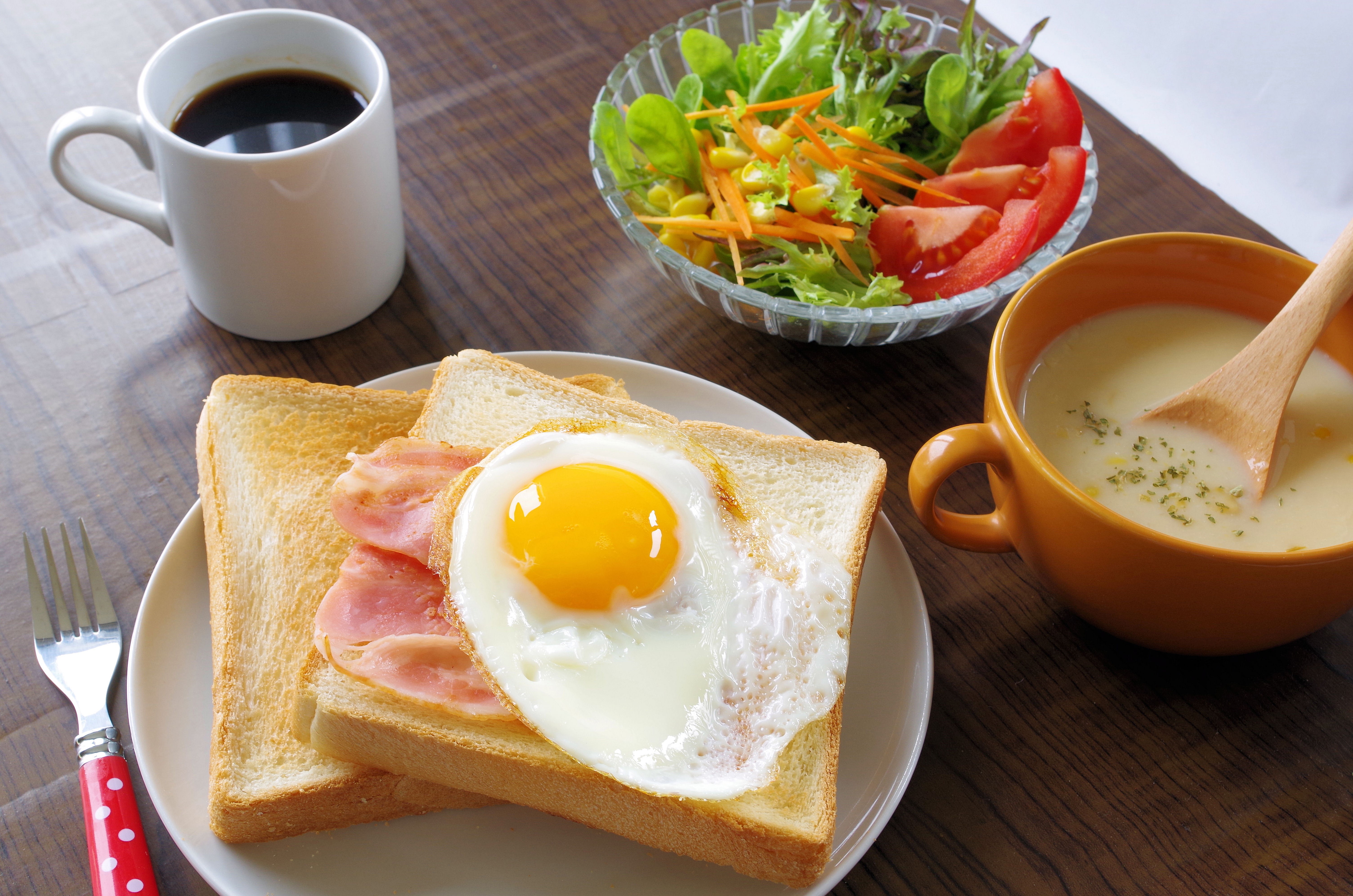Breakfast with toast, fried egg, bacon, salad, soup, and coffee HD Wallpaper