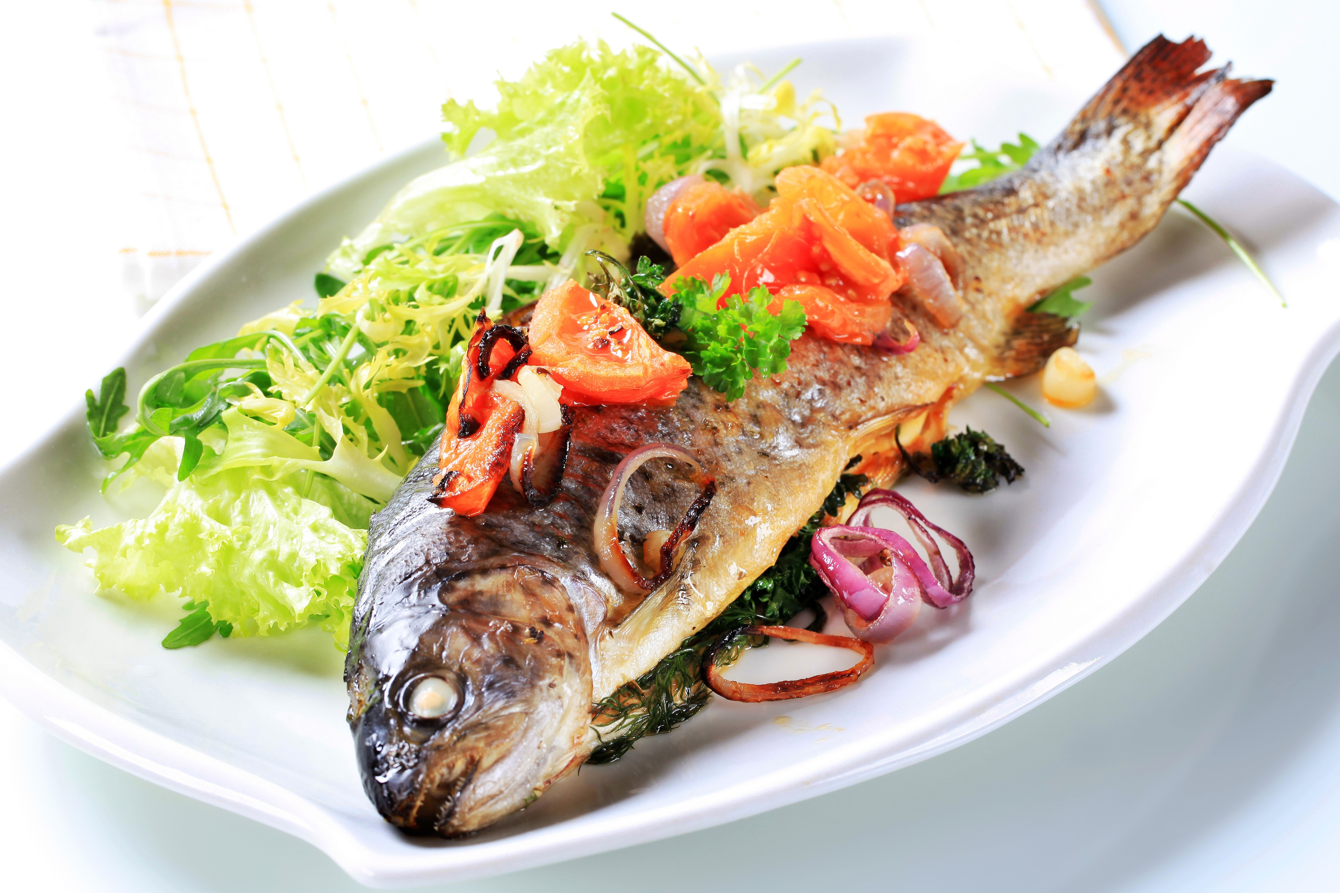 Whole roasted fish with salad and vegetables HD Wallpaper