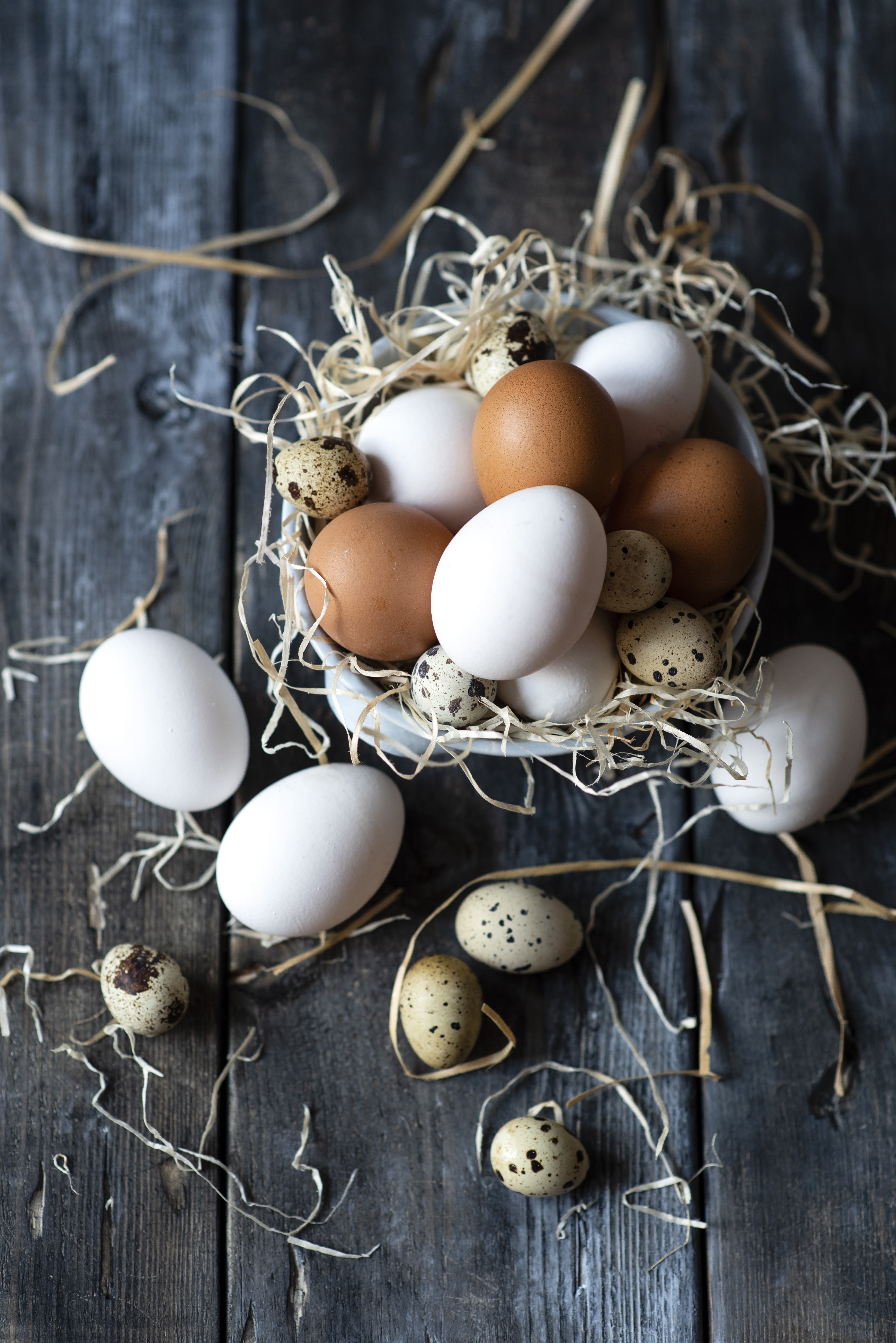 Eggs and straw on wooden planks HD Phone Wallpaper