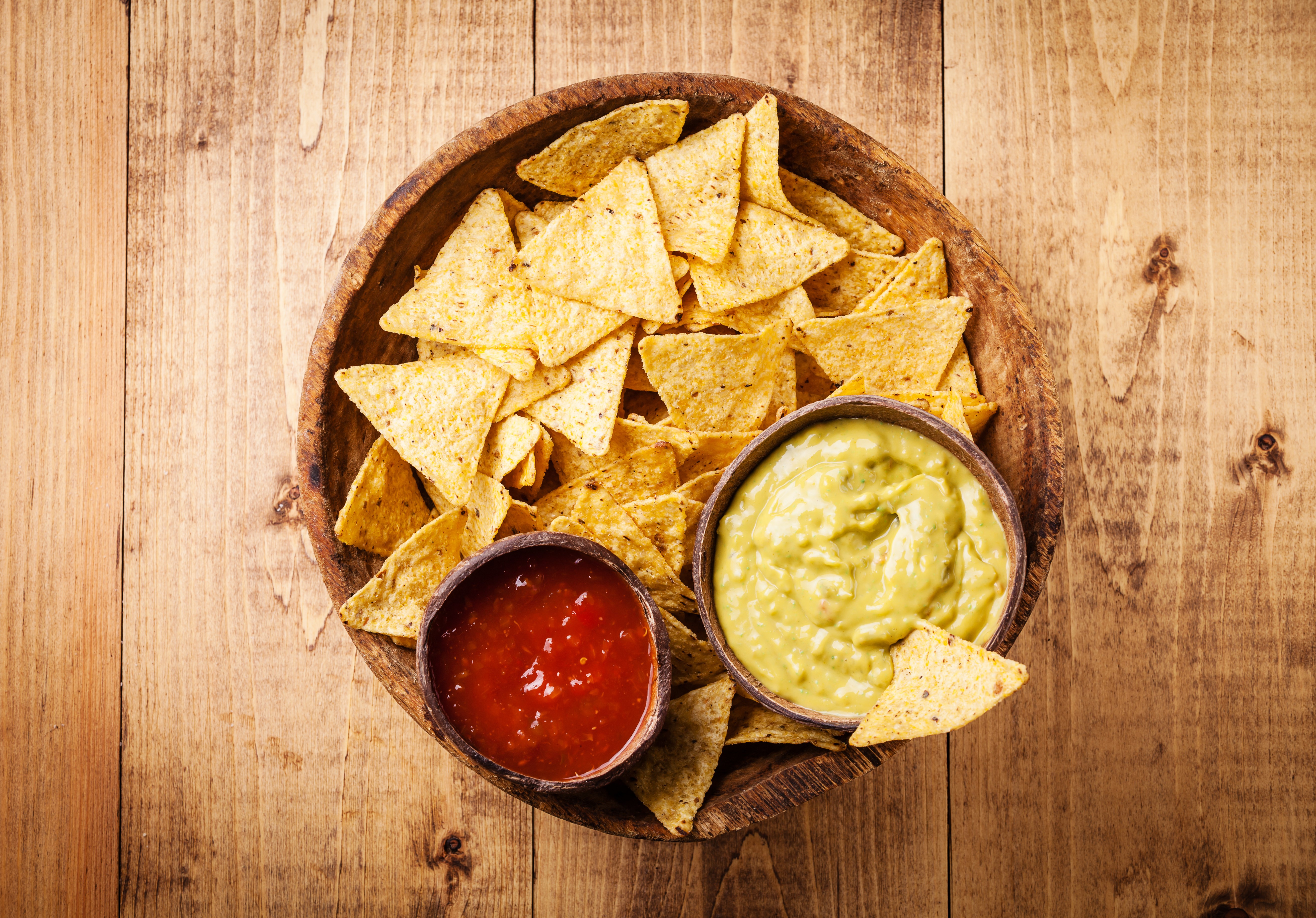 Nachos with salsa and guacamole in a wooden bowl HD Wallpaper