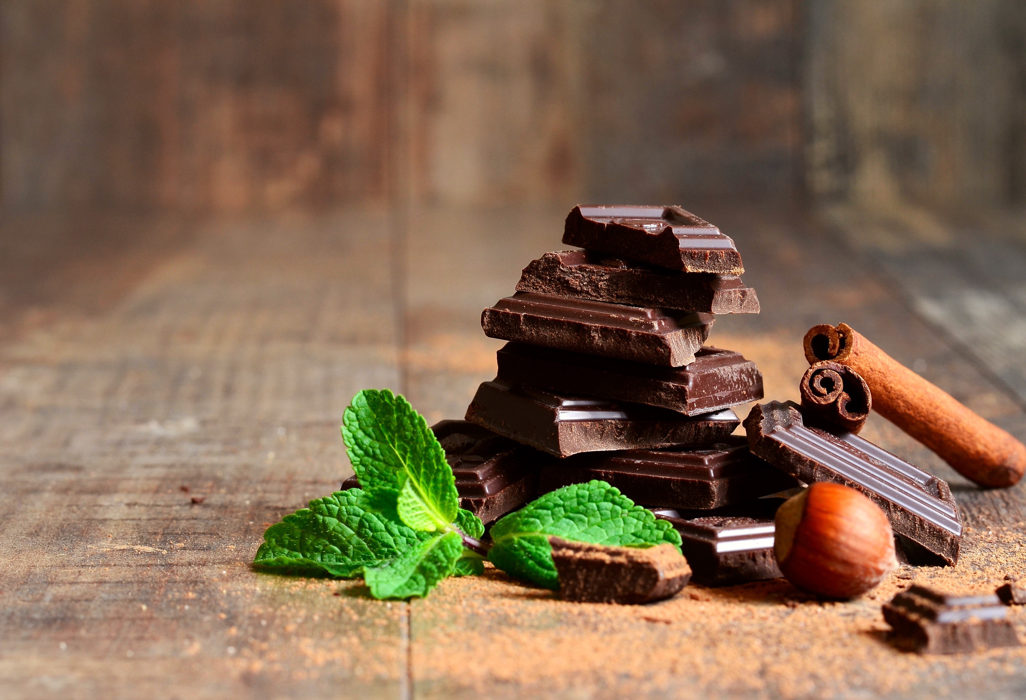 Chocolate pieces with mint, cinnamon, and hazelnut HD Wallpaper