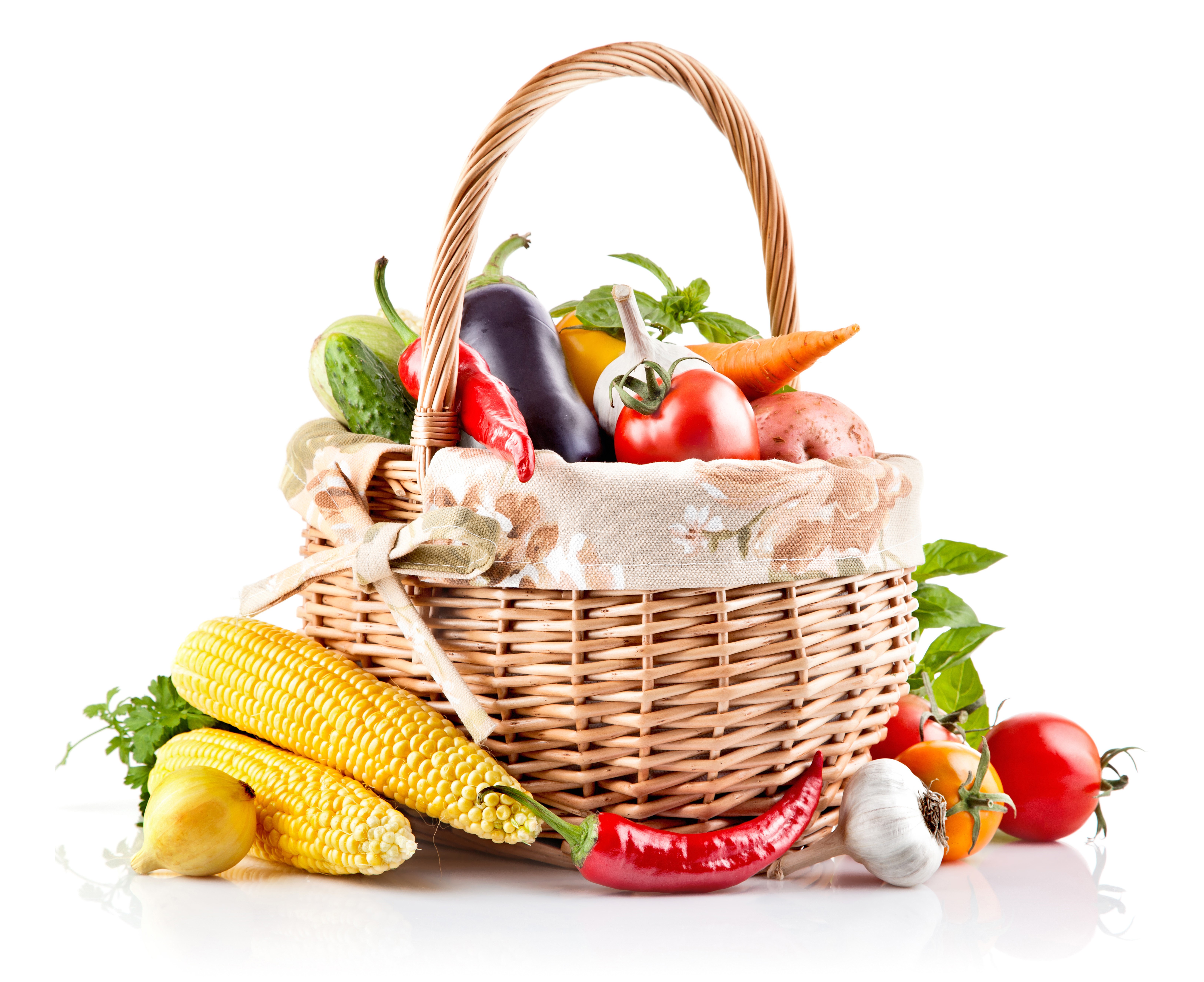 Vegetables in a wicker basket with corn, chili pepper, onion, garlic, and tomatoes HD Wallpaper