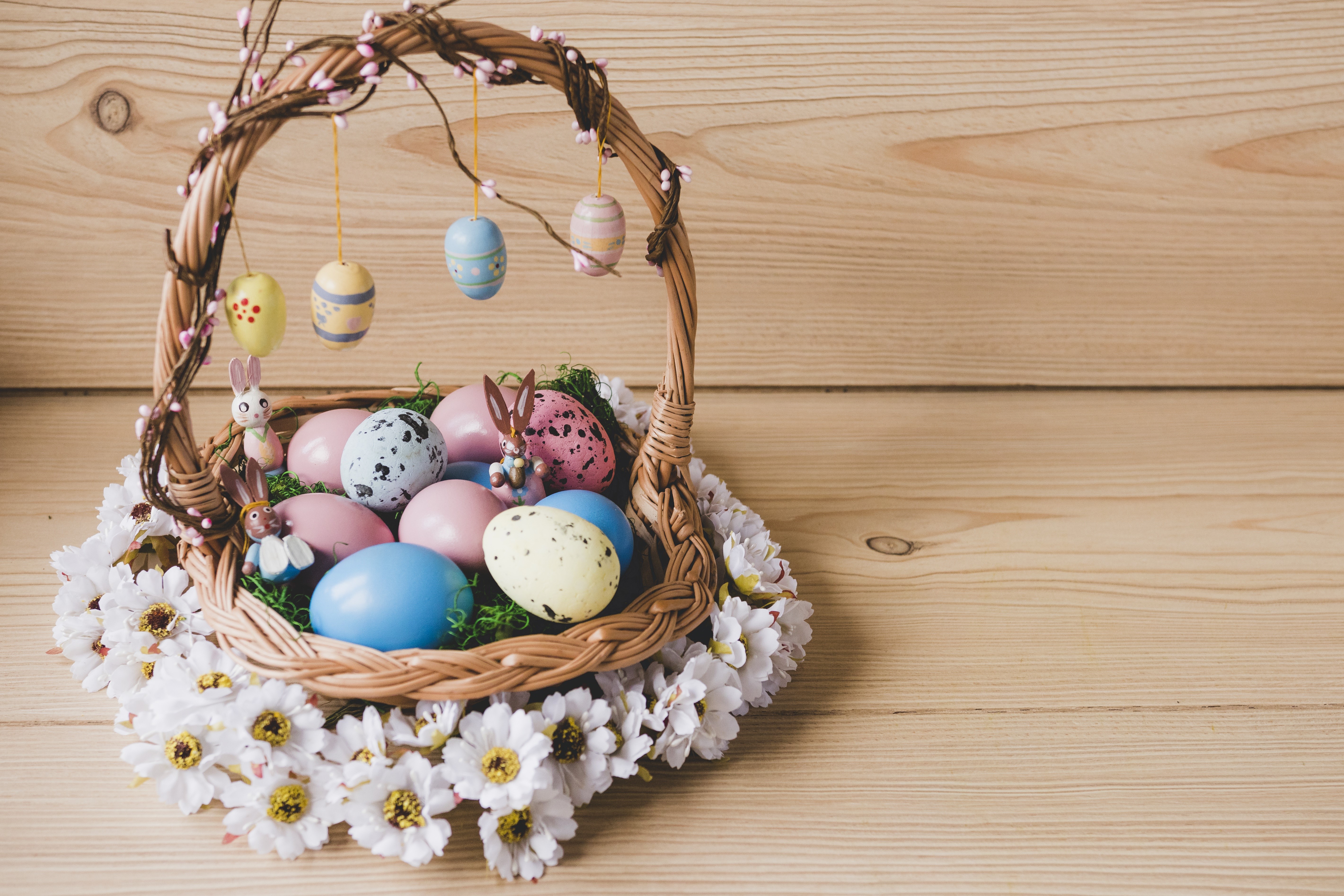 Easter eggs in a wicker basket with bunnies HD Wallpaper
