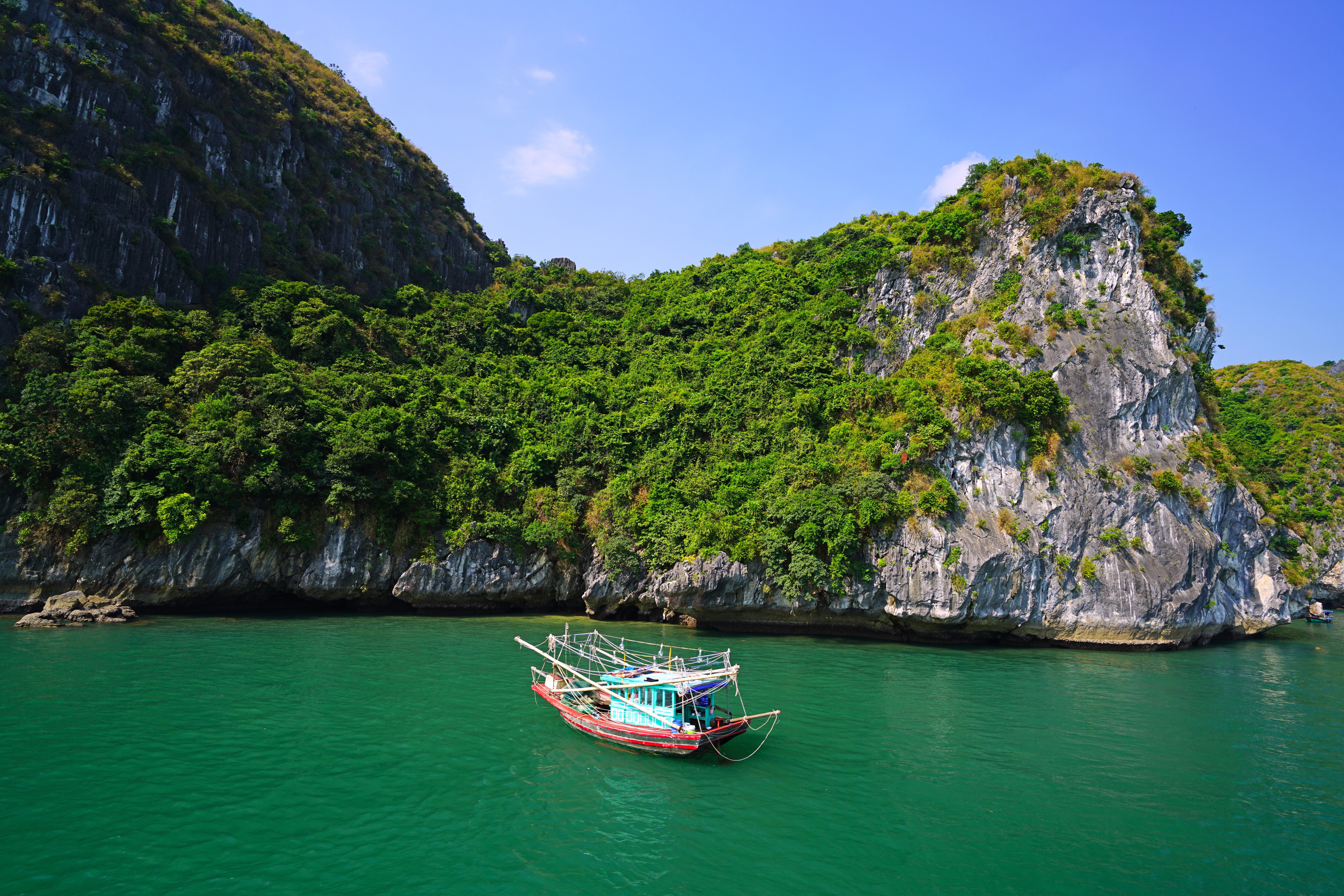 Motorboat in Lan Ha Bay, Vietnam HD Wallpaper