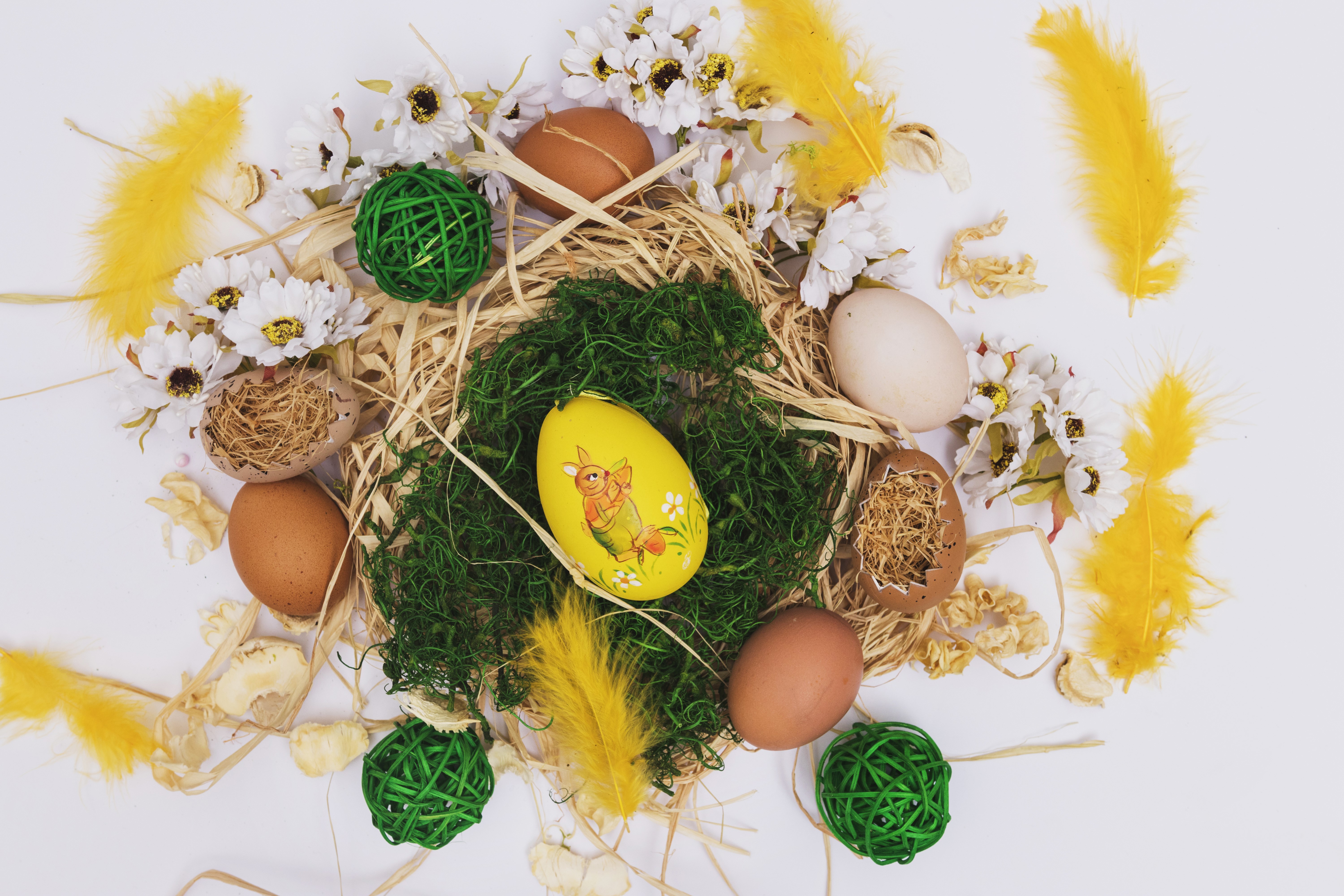 Easter eggs and decorations on straw HD Wallpaper
