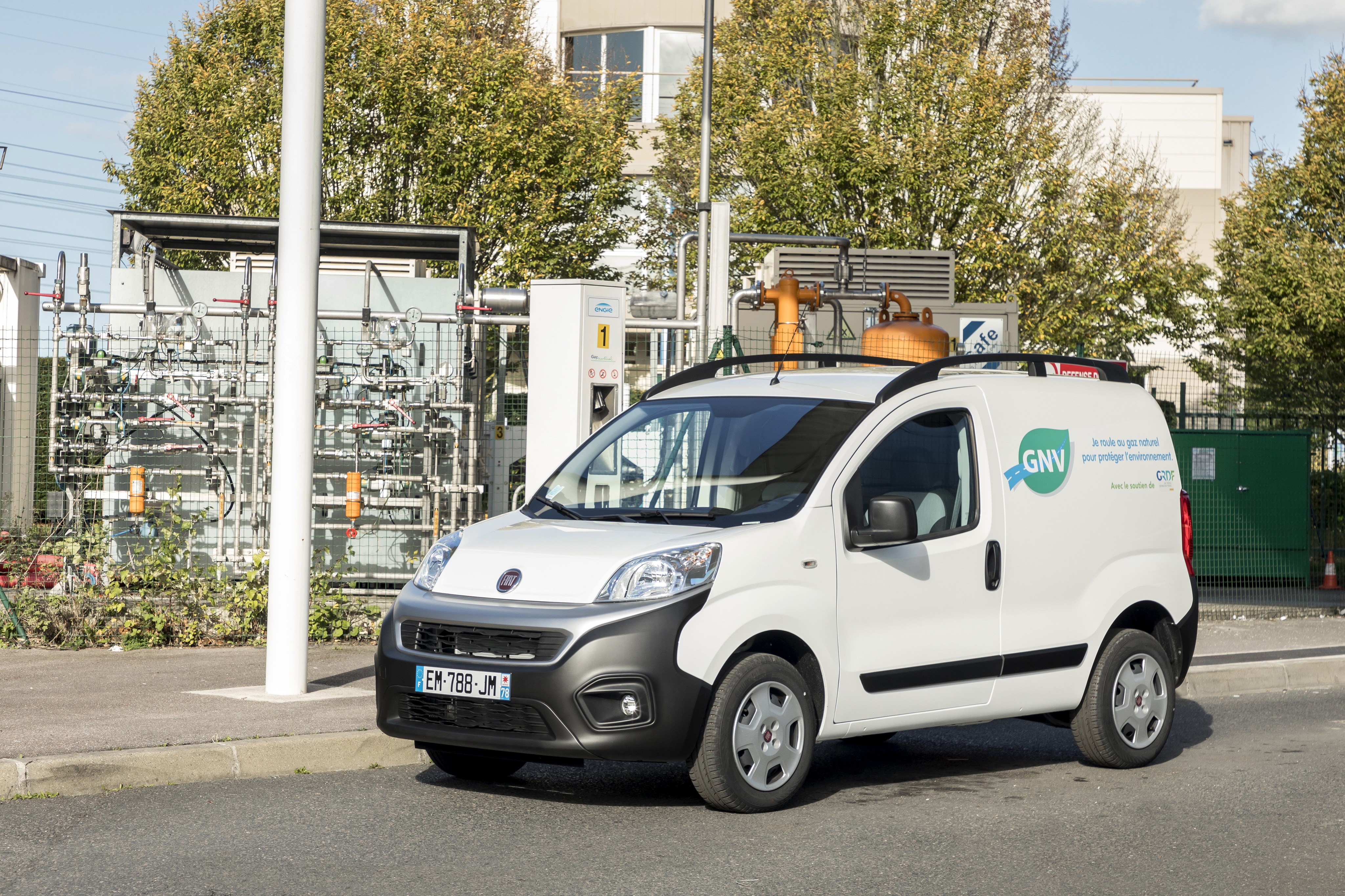 Fiat Fiorino Natural Power van at a gas station HD Wallpaper