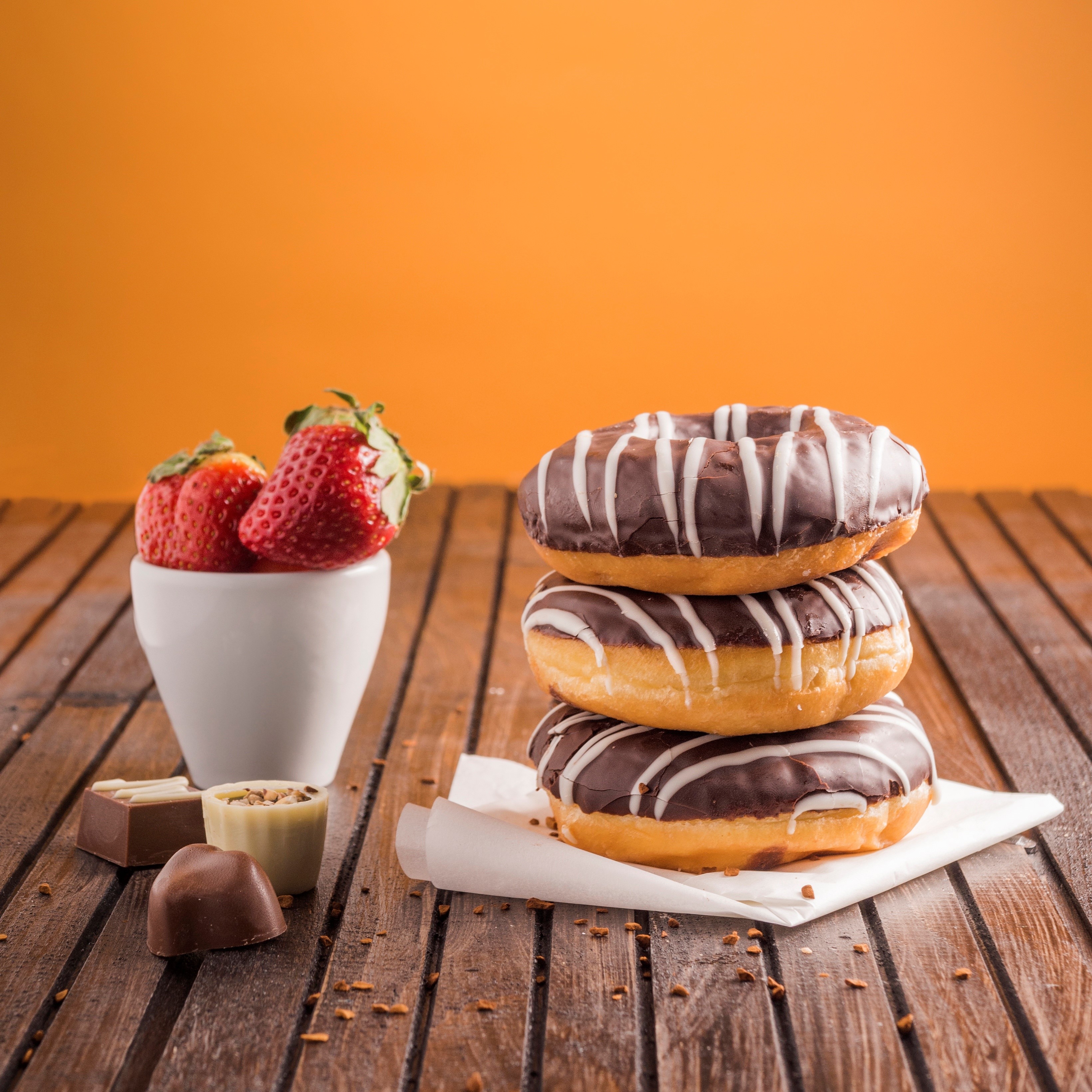 Chocolate donuts with white icing and strawberries HD Wallpaper