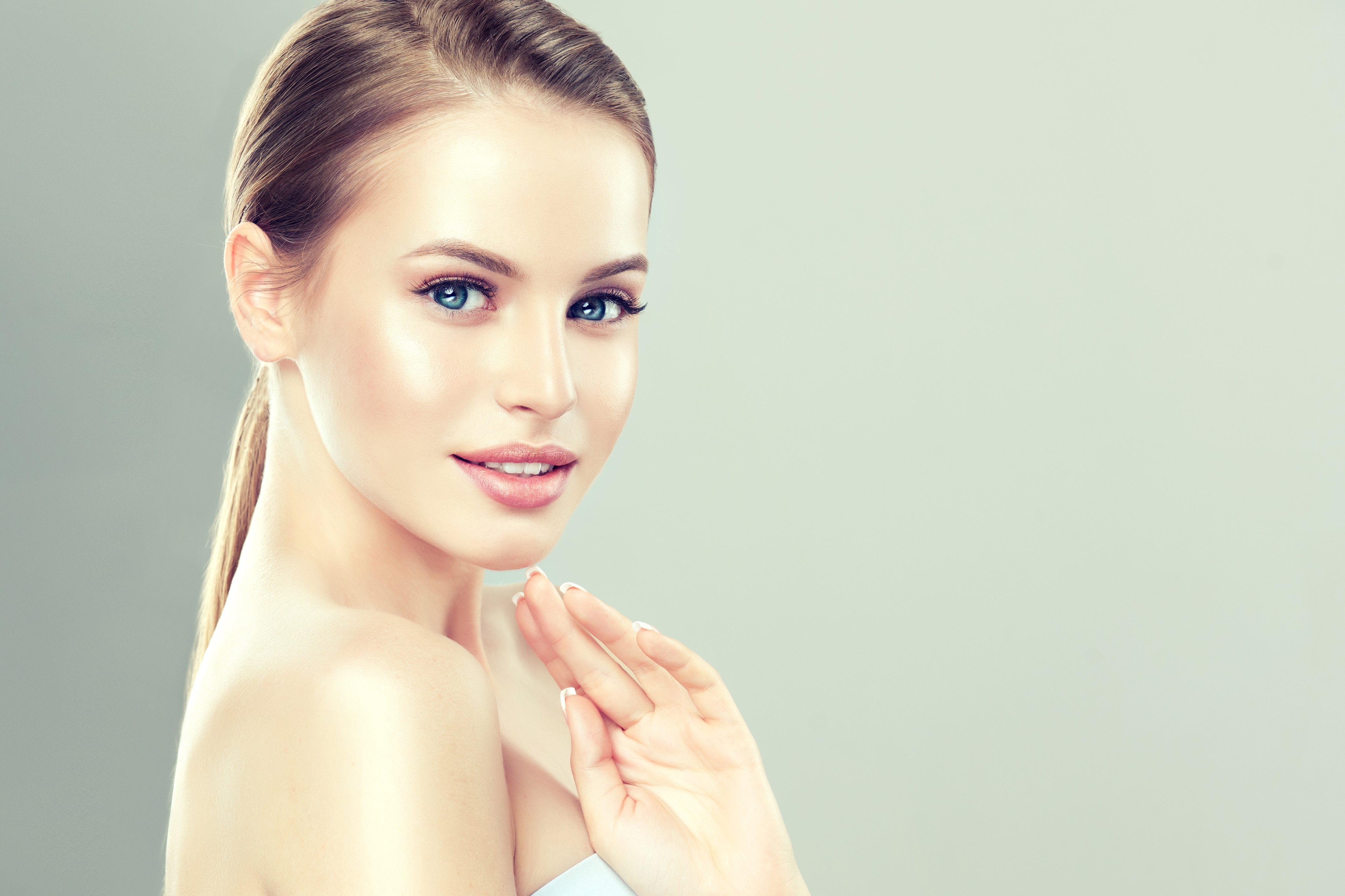 4K Woman with Brown Hair and Blue Eyes HD Wallpaper