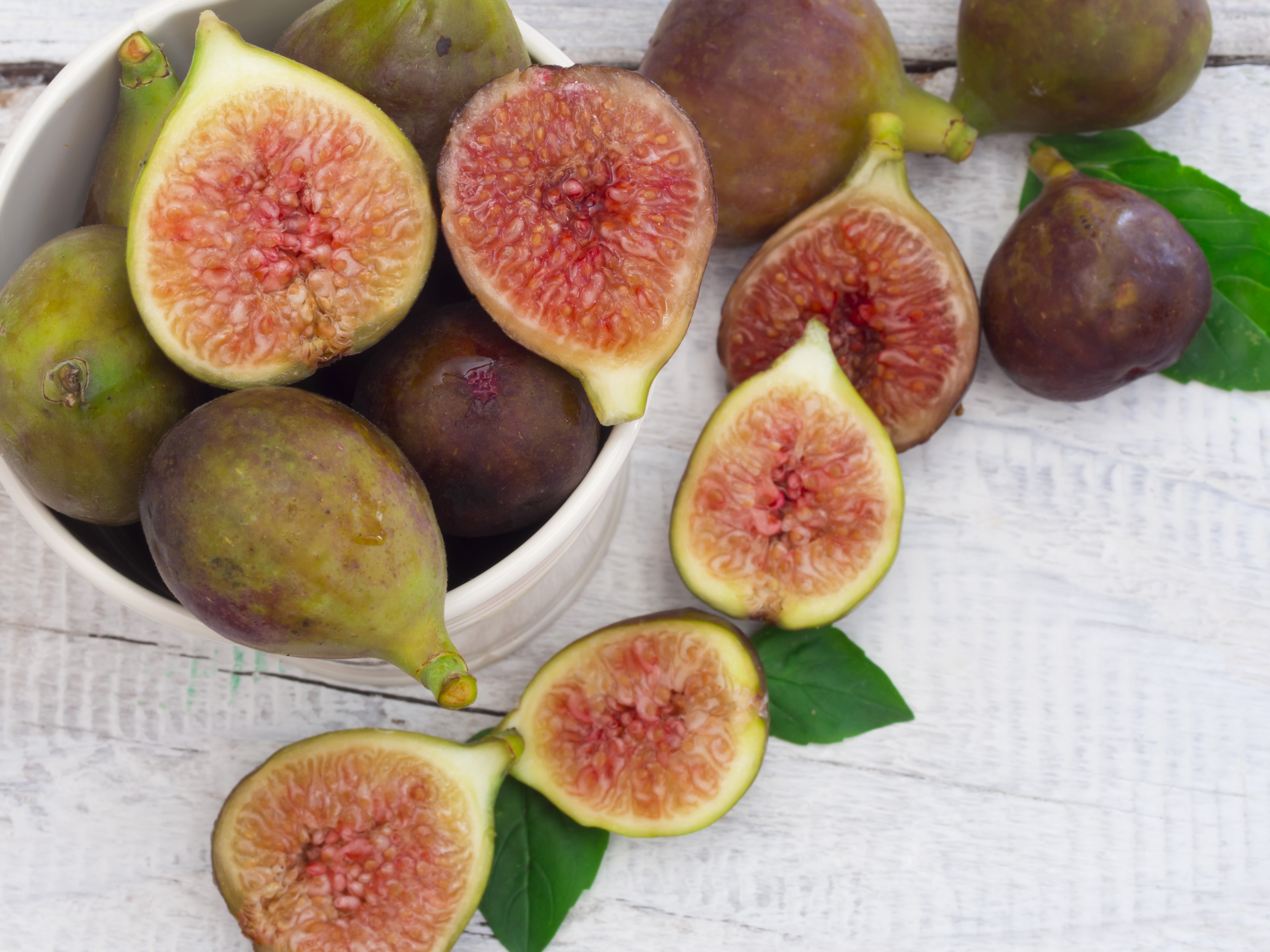 Common figs in a bowl and on a table HD Wallpaper