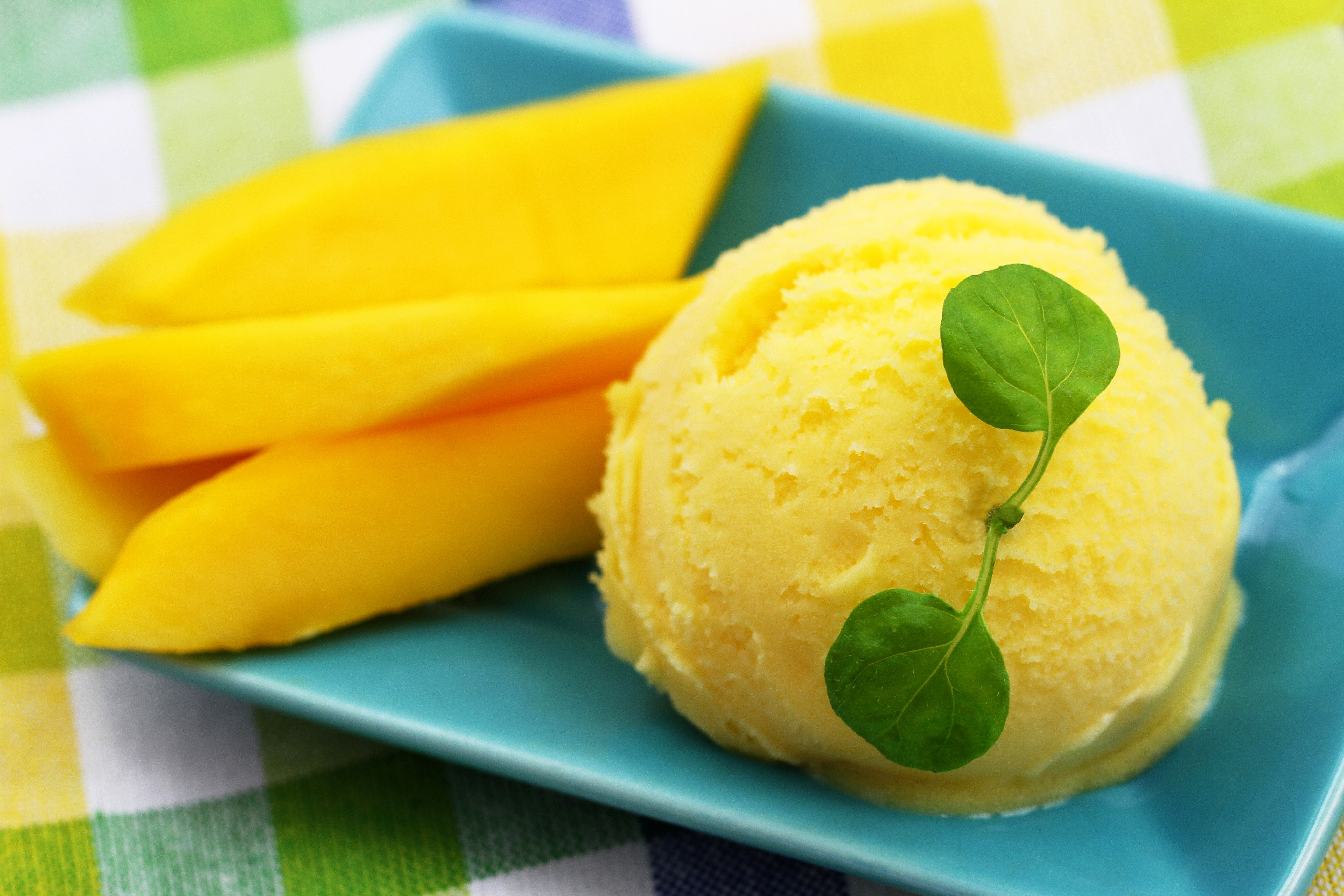 Mango ice cream with mango slices HD Wallpaper