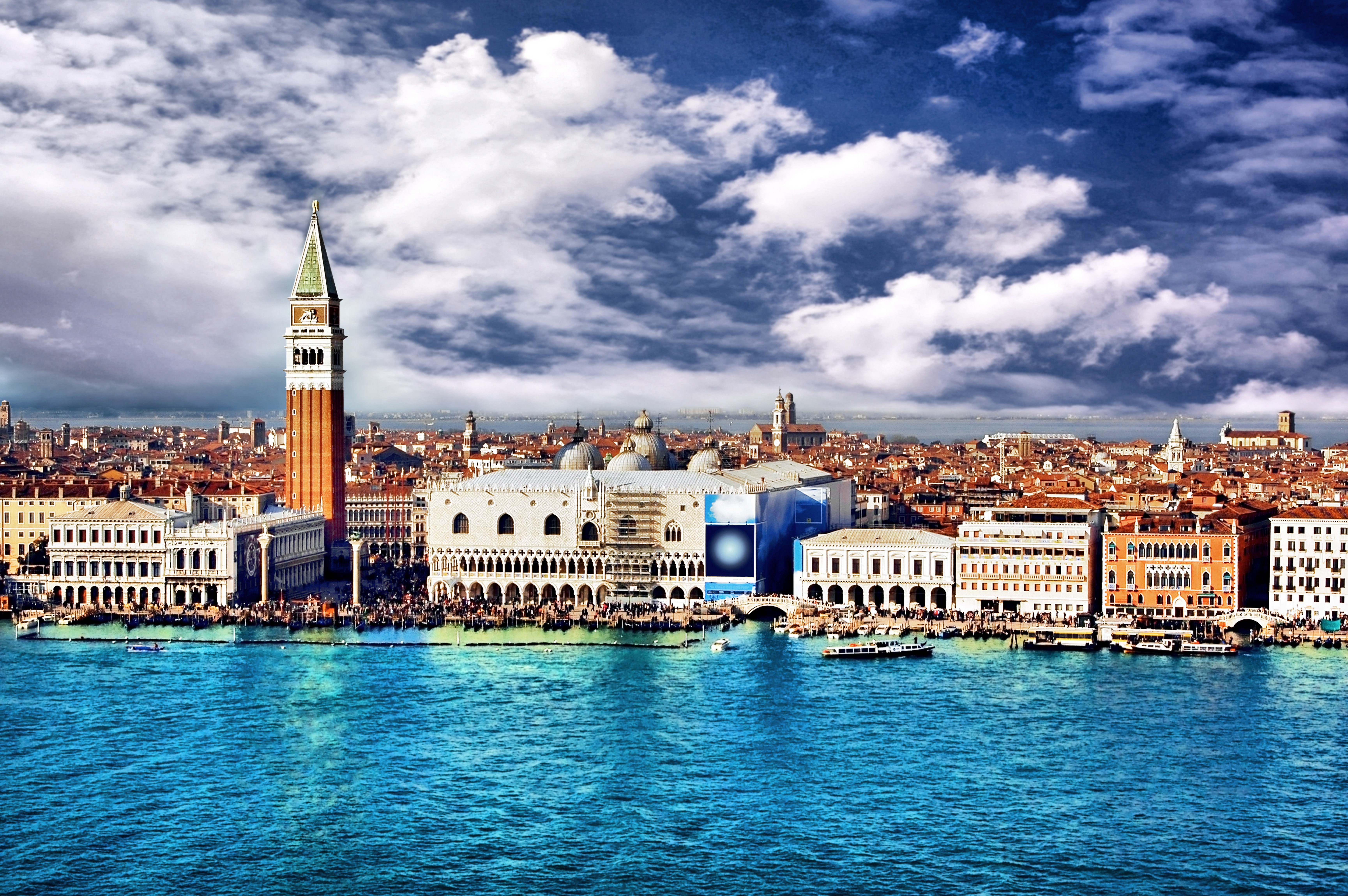 Venice cityscape with canal and Doge's Palace HD Wallpaper