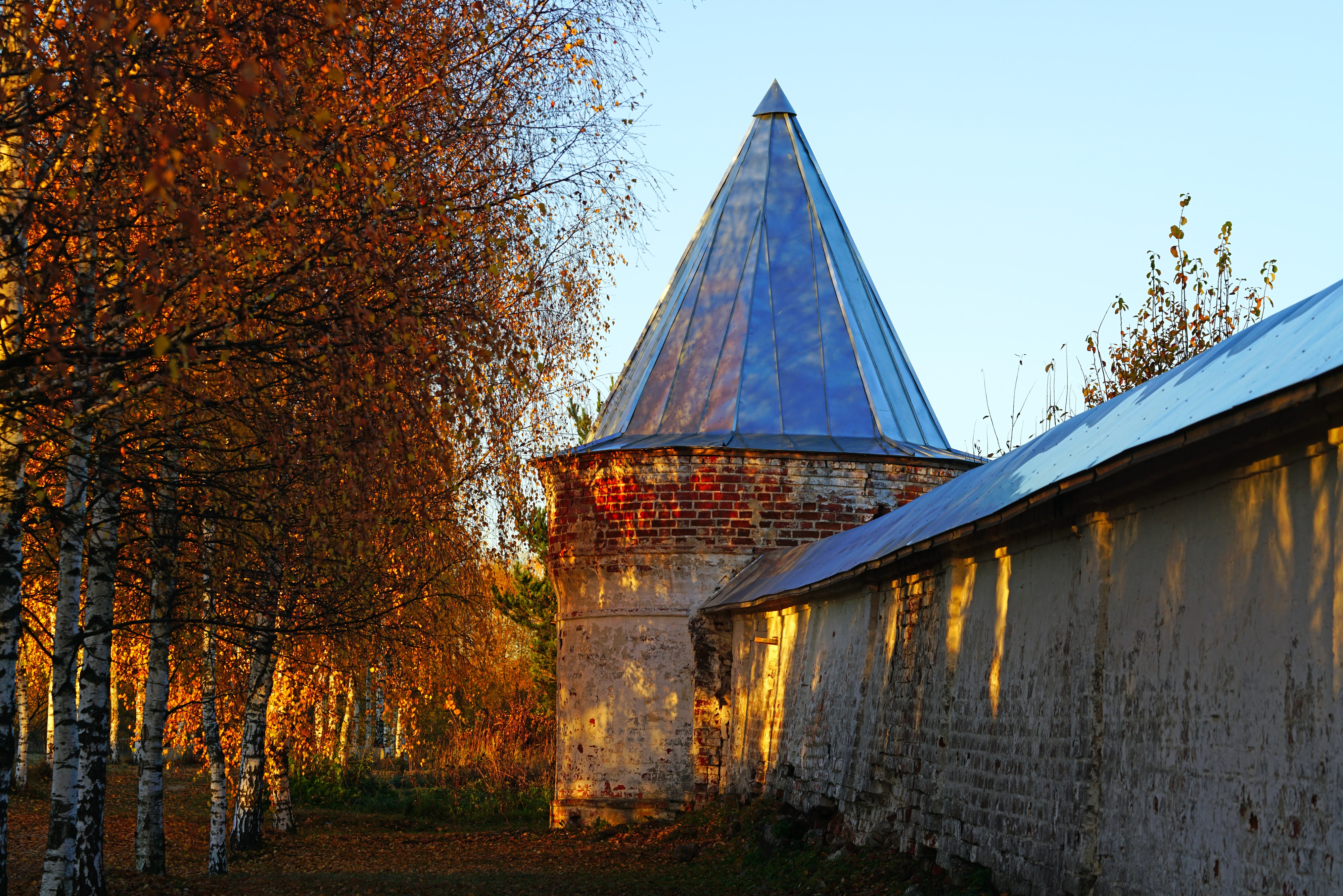Autumn at Mozhaysk Monastery with Birch Trees HD Wallpaper