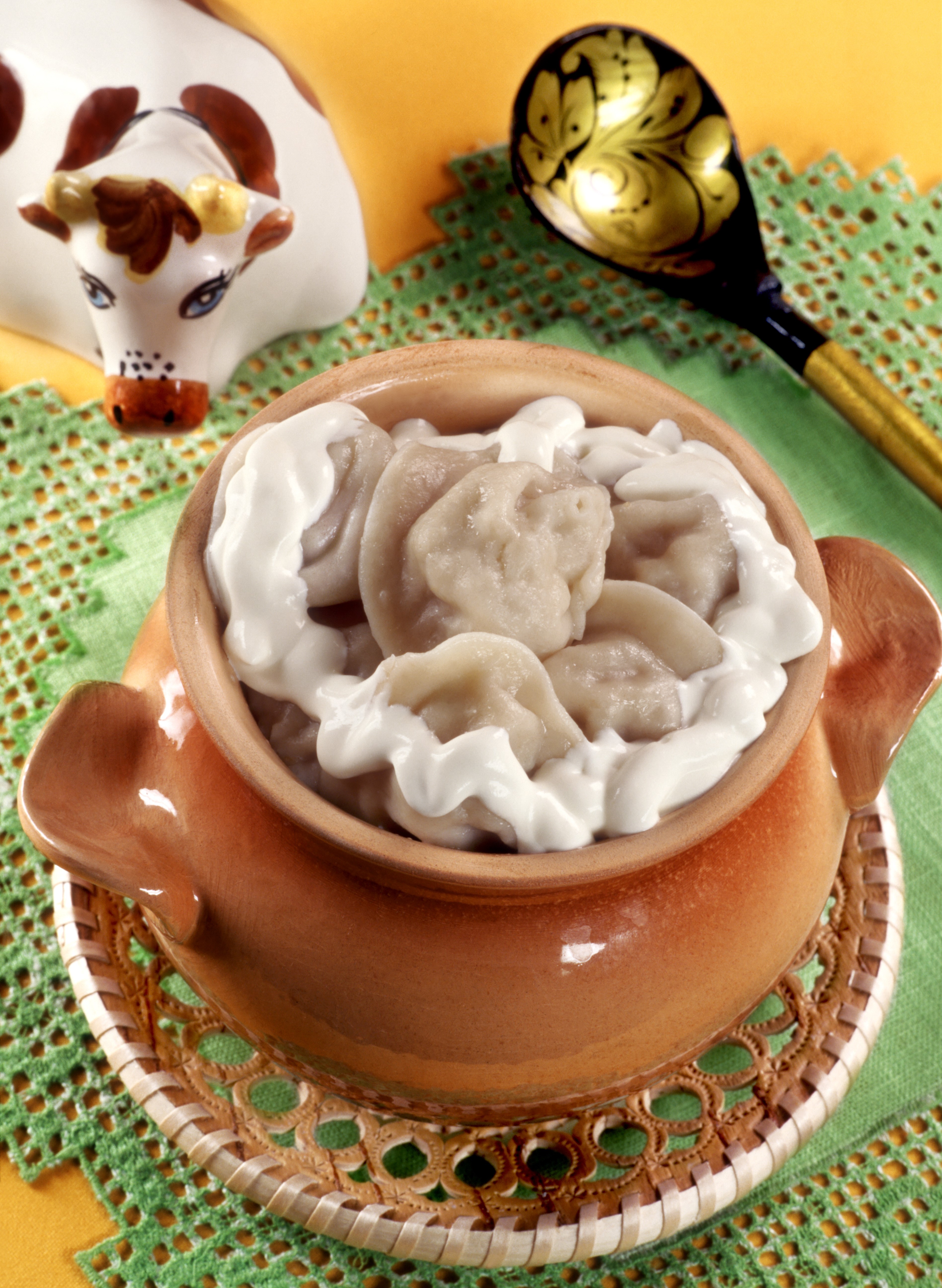 Pelmeni with sour cream in a pot HD Phone Wallpaper
