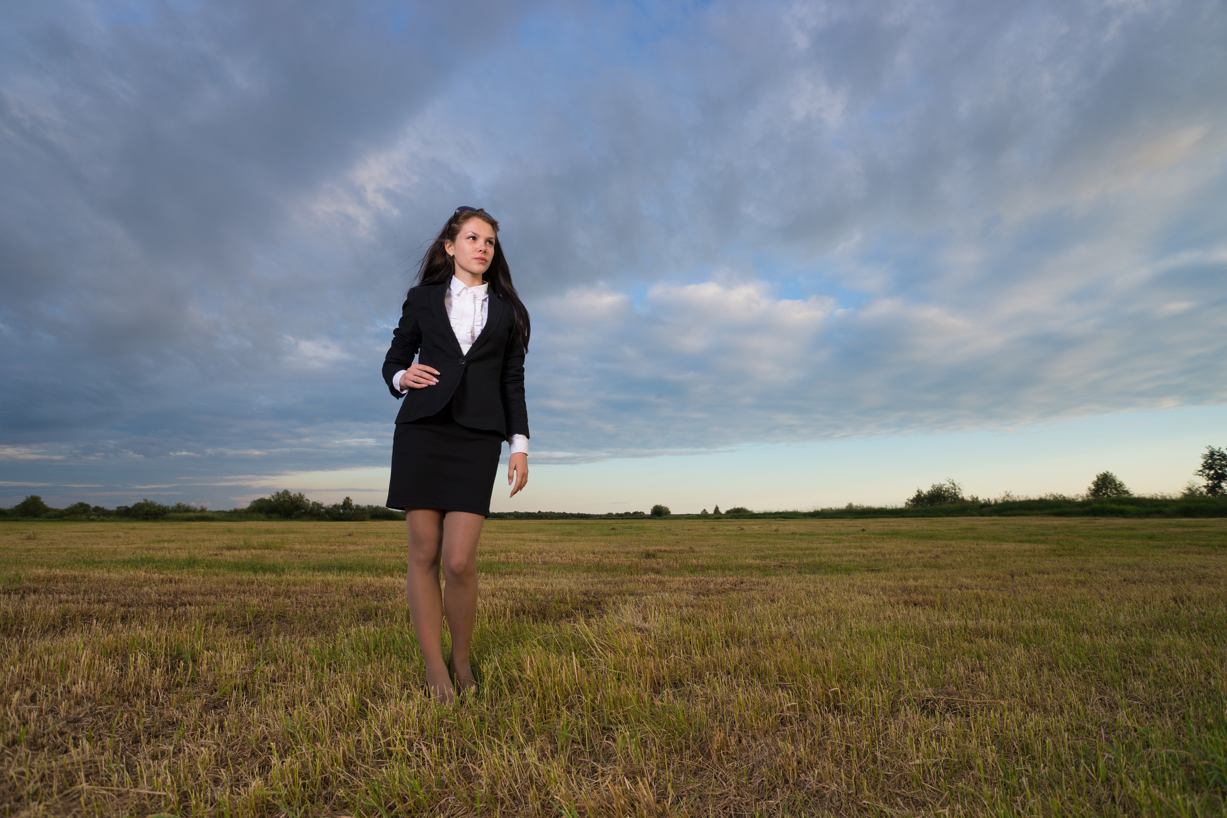 Woman in a suit in a field HD Wallpaper