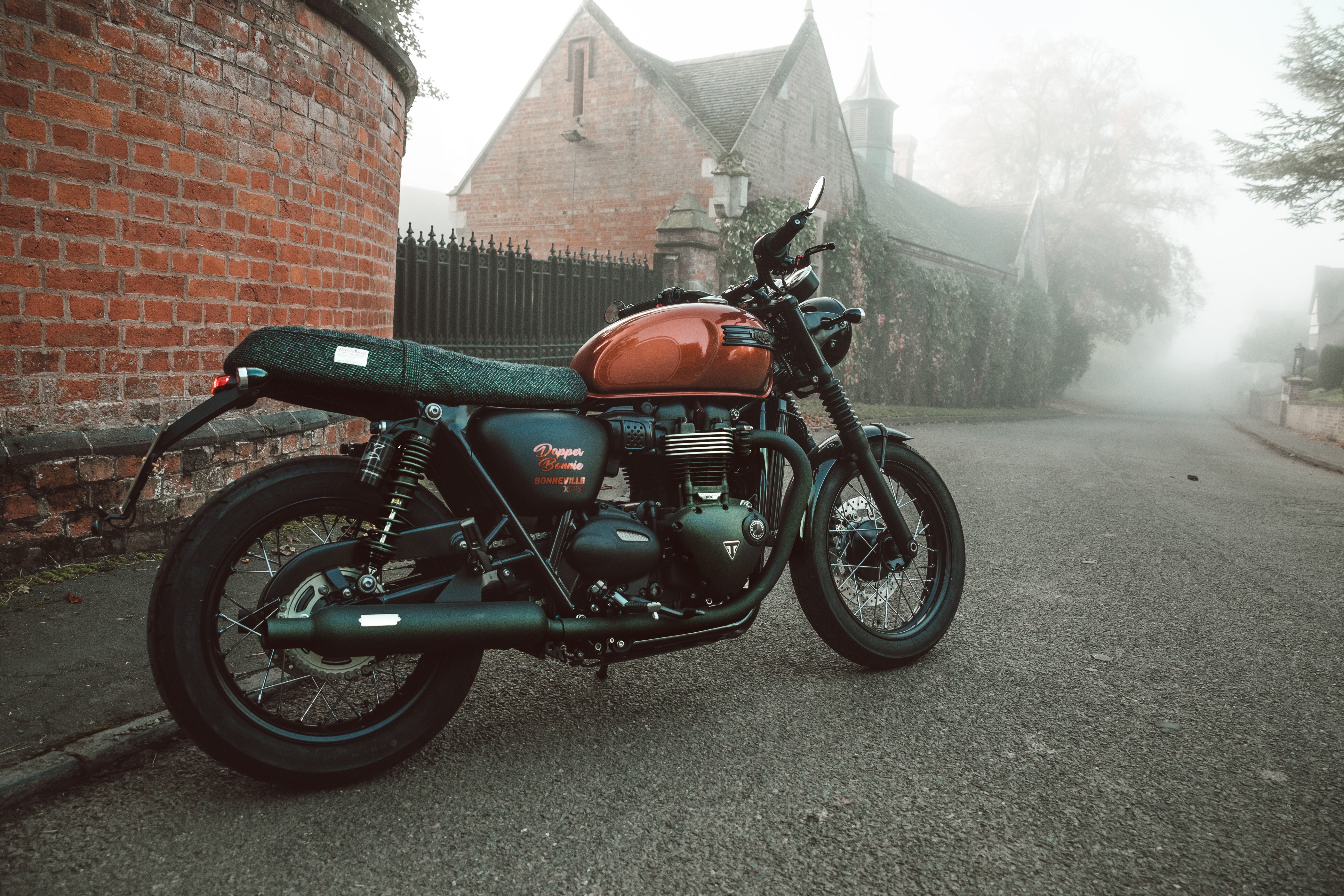 Triumph Bonneville Dapper Bonnie motorcycle in fog HD Wallpaper