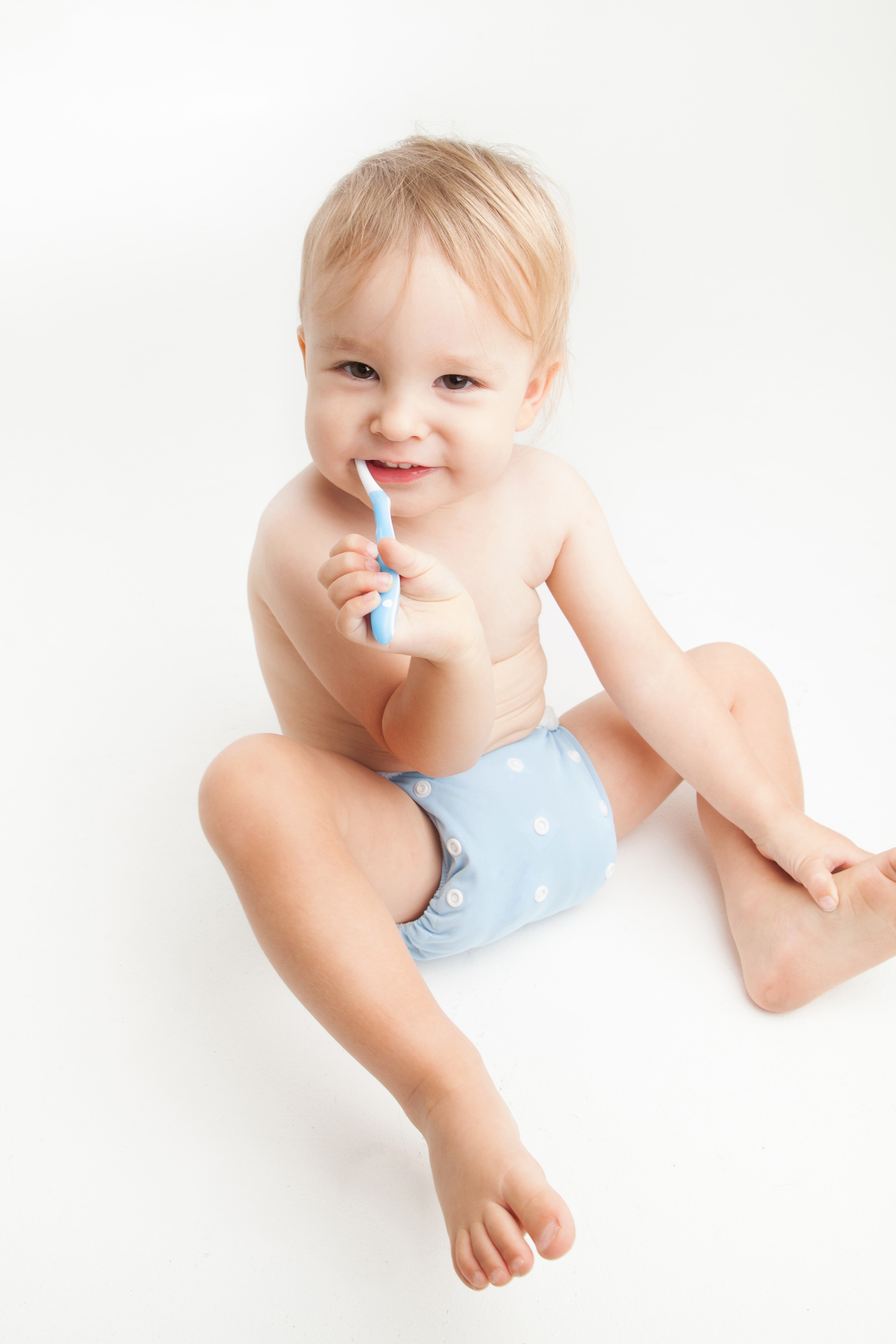 Baby sitting and brushing teeth HD Phone Wallpaper