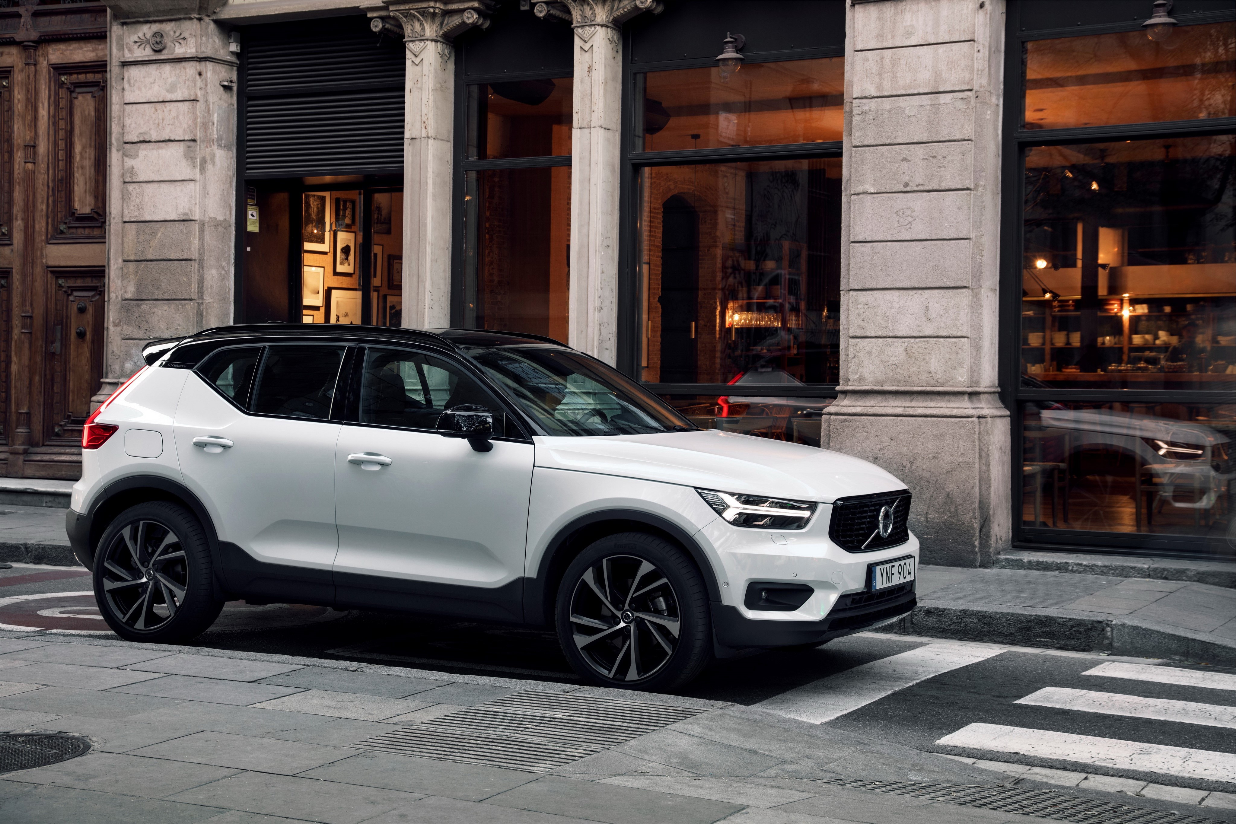 White Volvo XC40 T5 R-Design parked on street HD Wallpaper