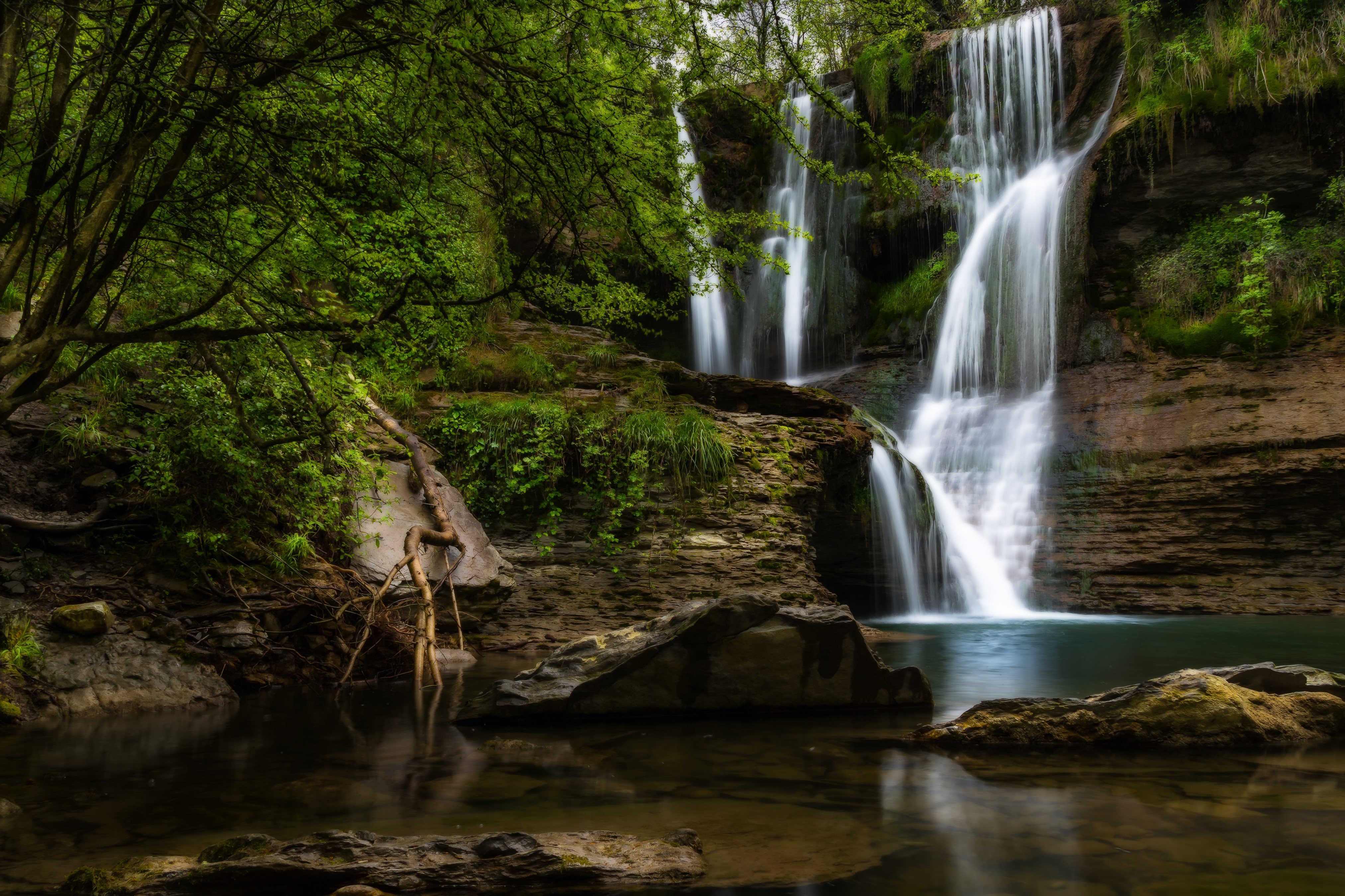 4K Spain Waterfalls on Crag HD Wallpaper