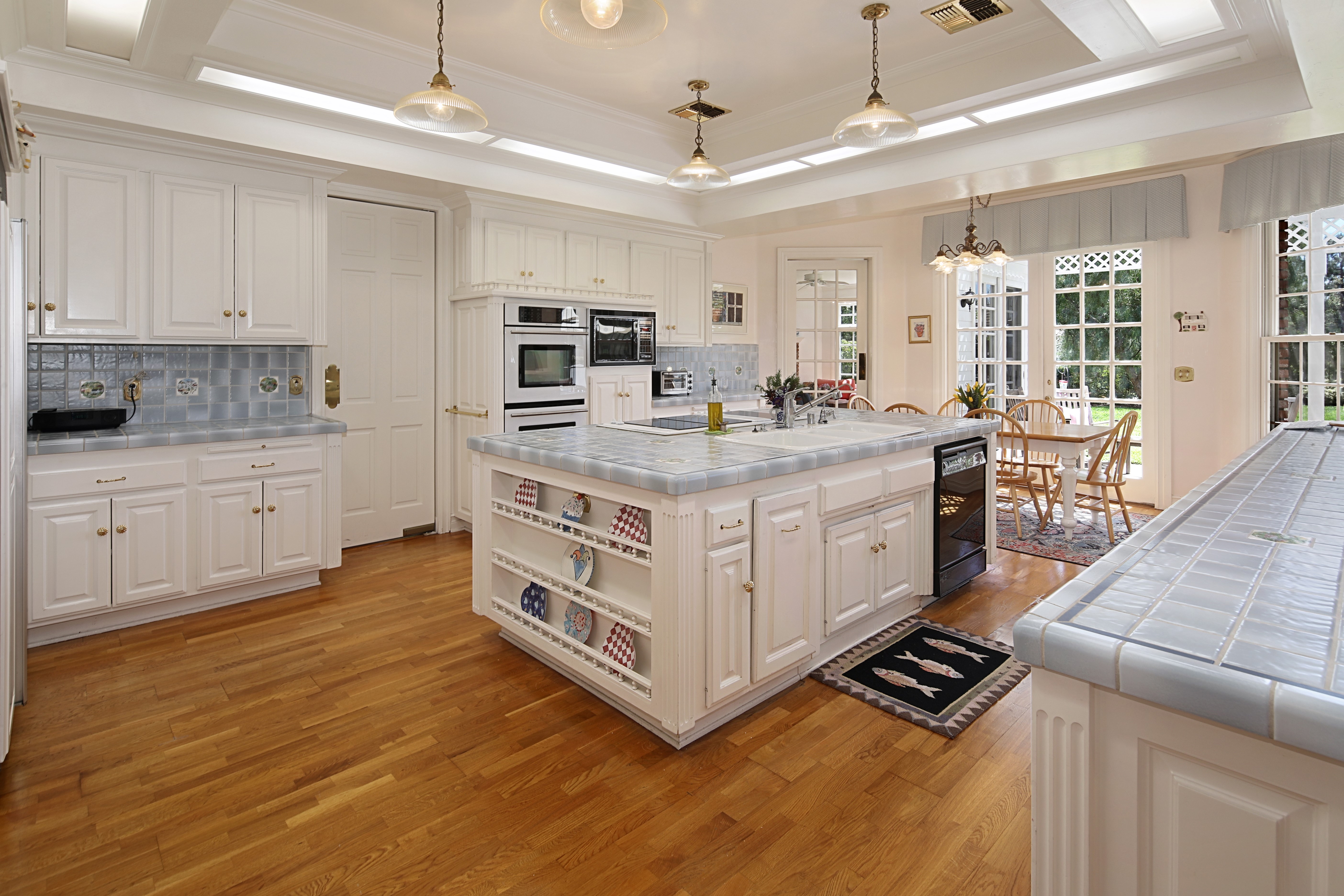 Kitchen with island and dining area HD Wallpaper