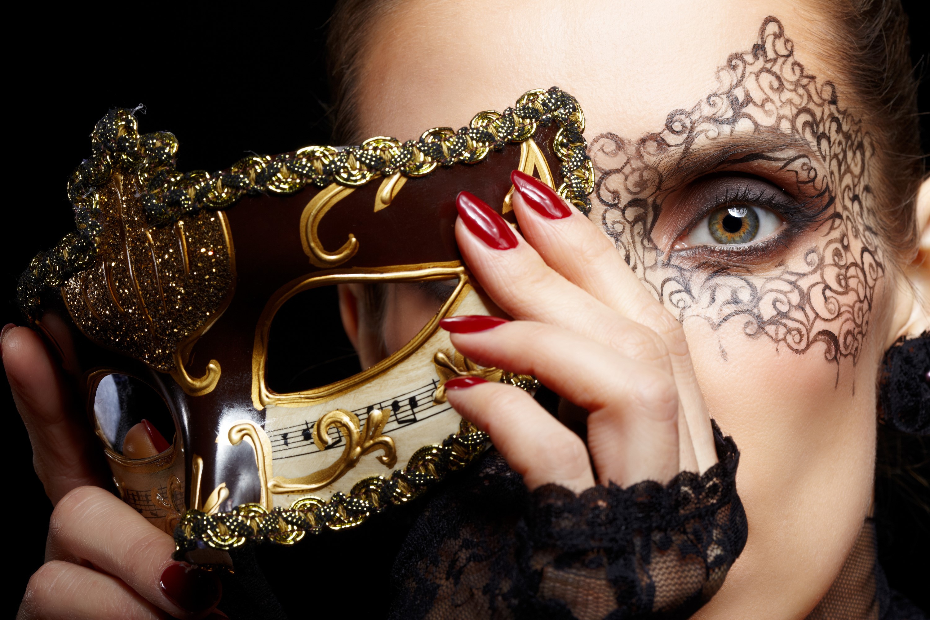 Woman with Venetian mask and lace HD Wallpaper