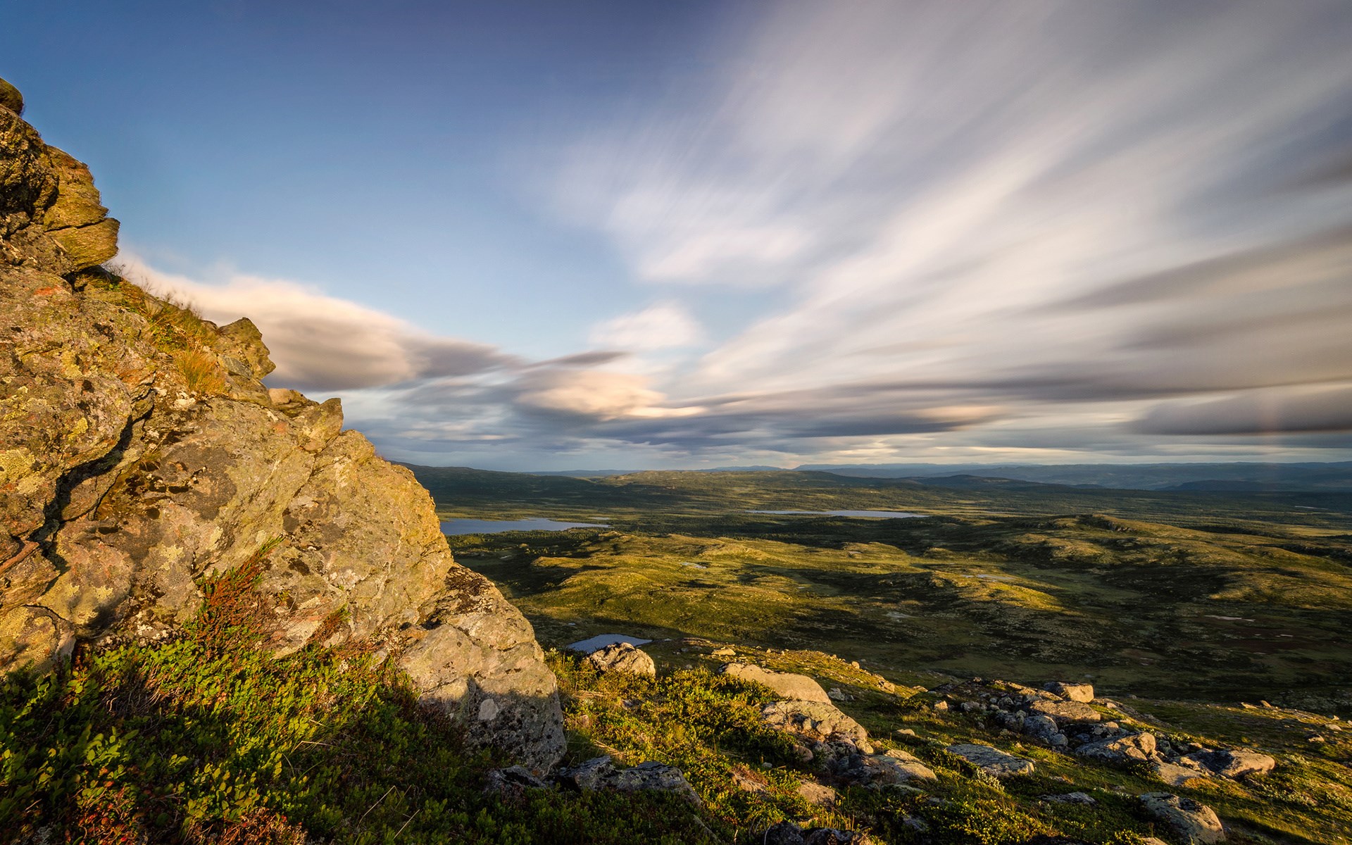Rocky mountain landscape with streaky clouds at sunset HD Wallpaper