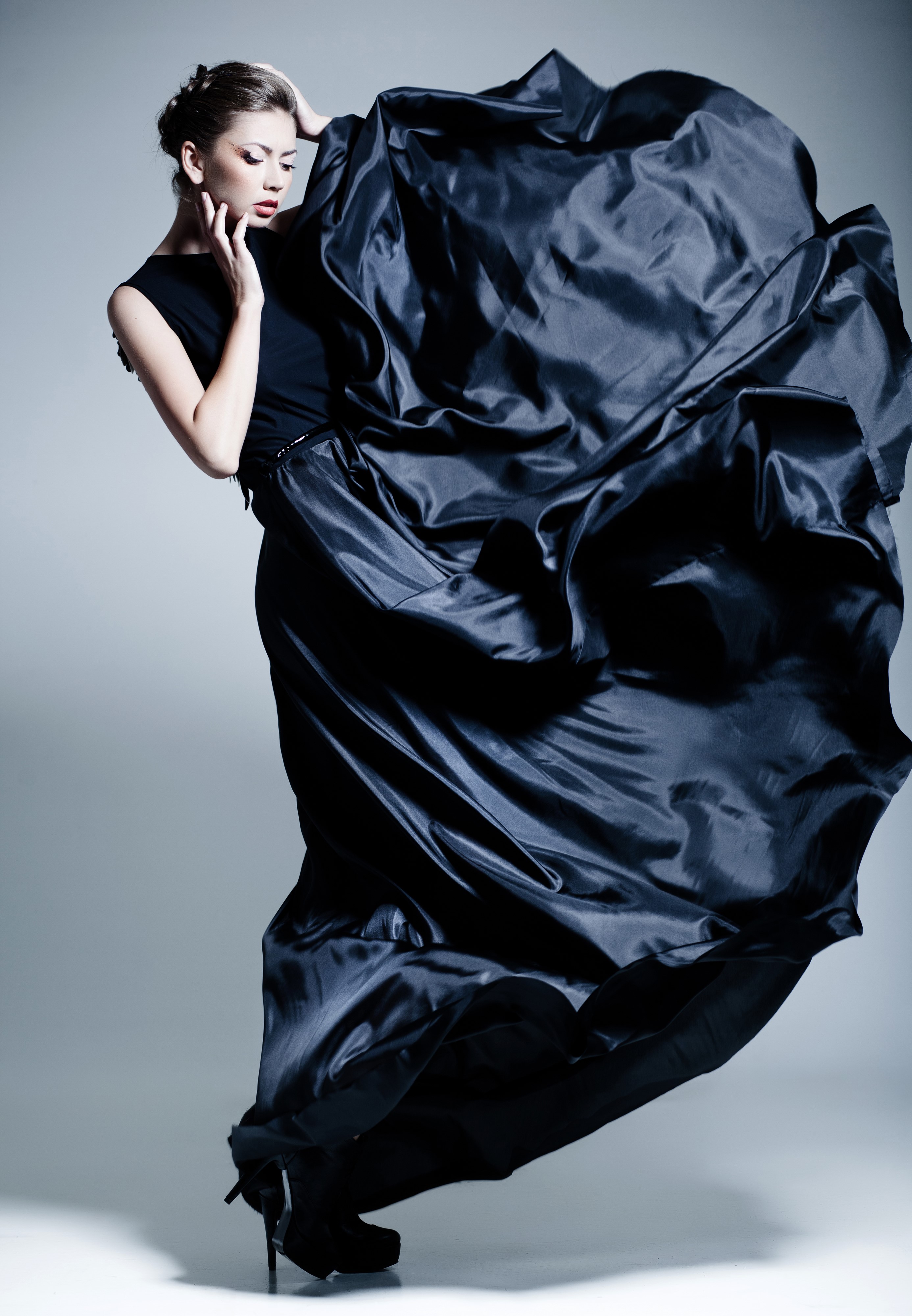 Woman in flowing black dress on gray background HD Phone Wallpaper