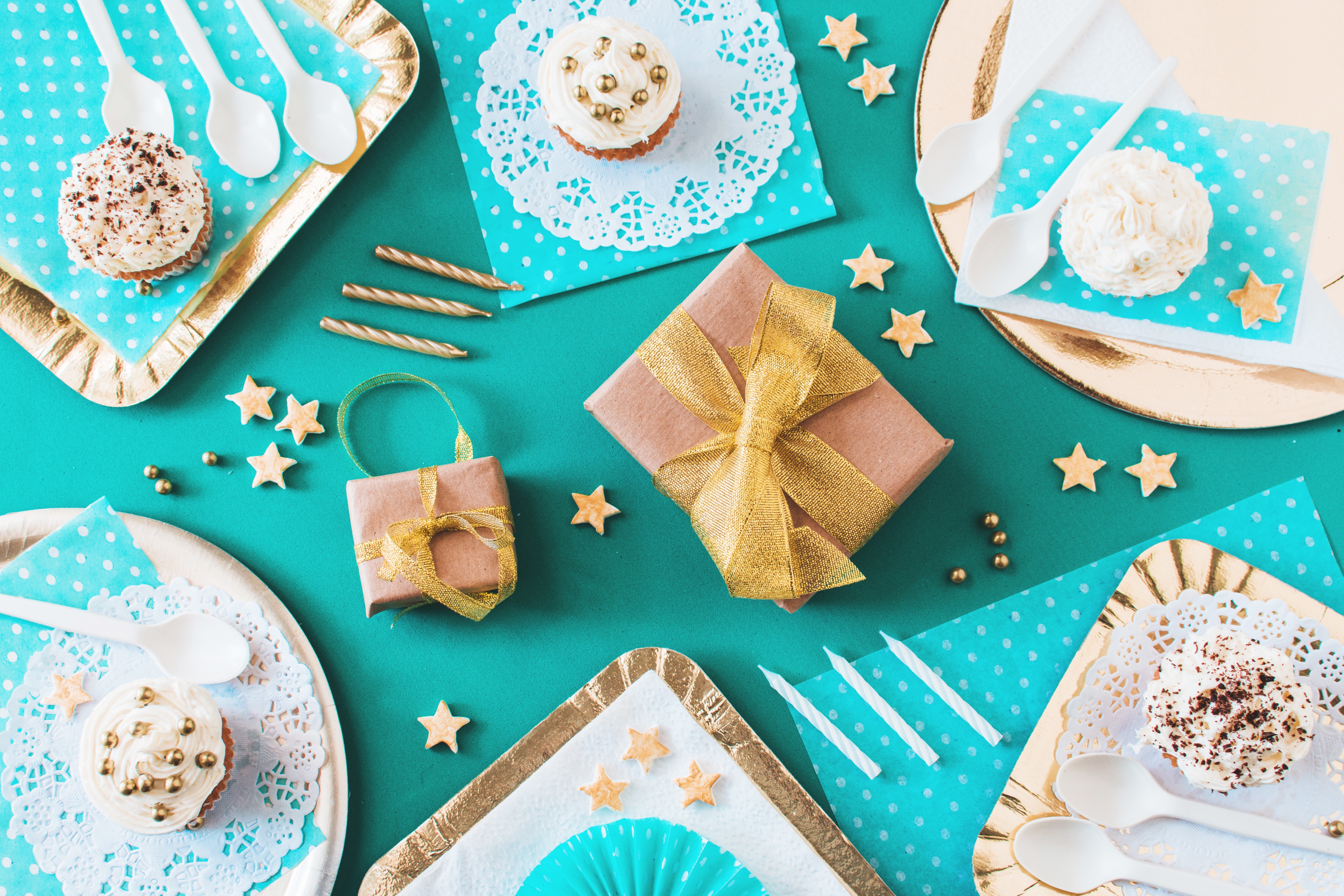 Birthday cupcakes and gifts with gold accents HD Wallpaper