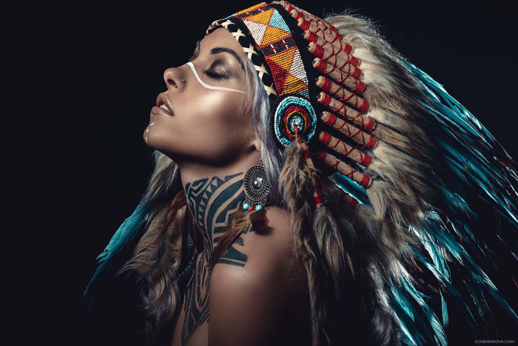 Woman wearing a Native American headdress and war paint HD Wallpaper